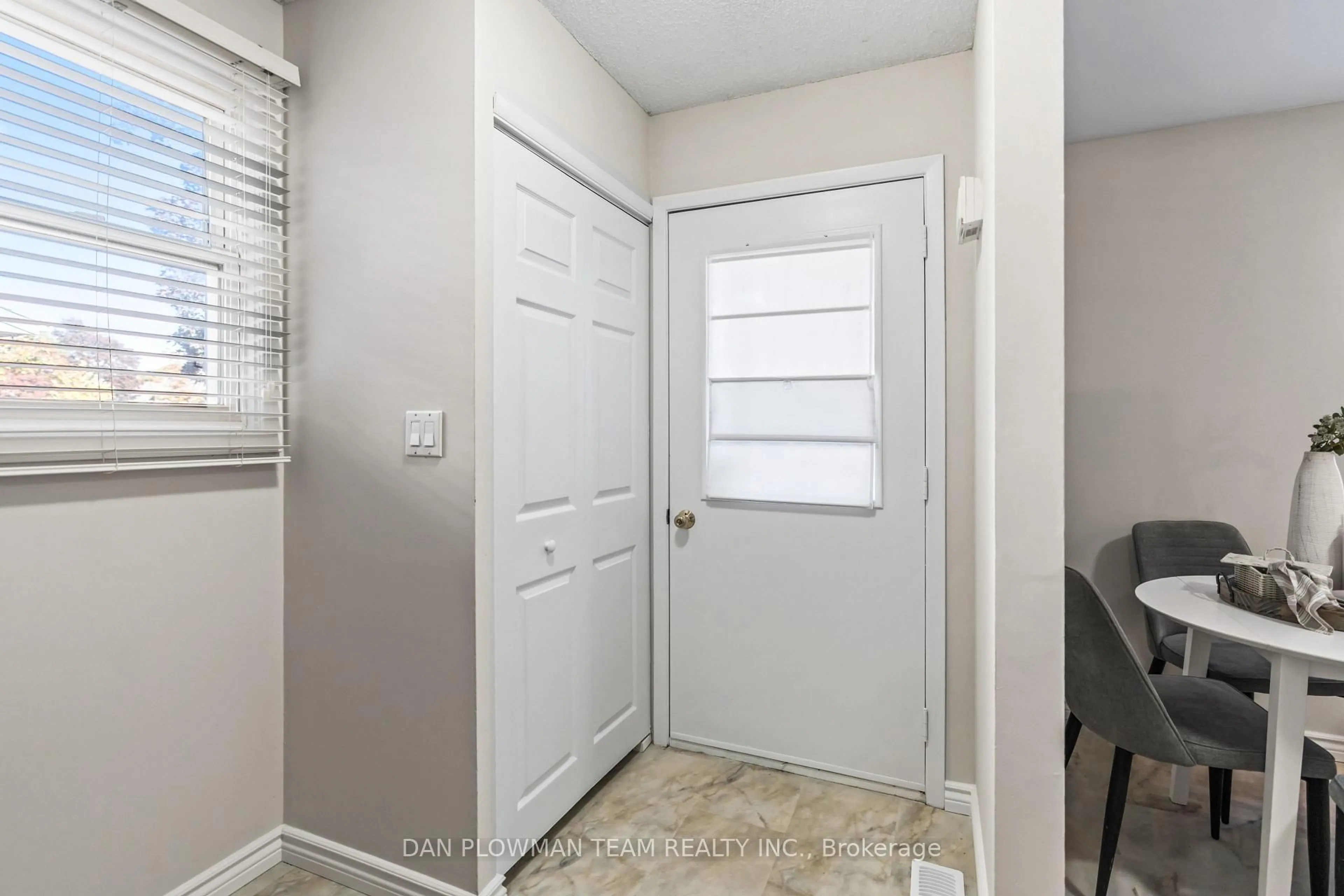 Indoor entryway for 1092 Central Park Blvd, Oshawa Ontario L1G 7G8