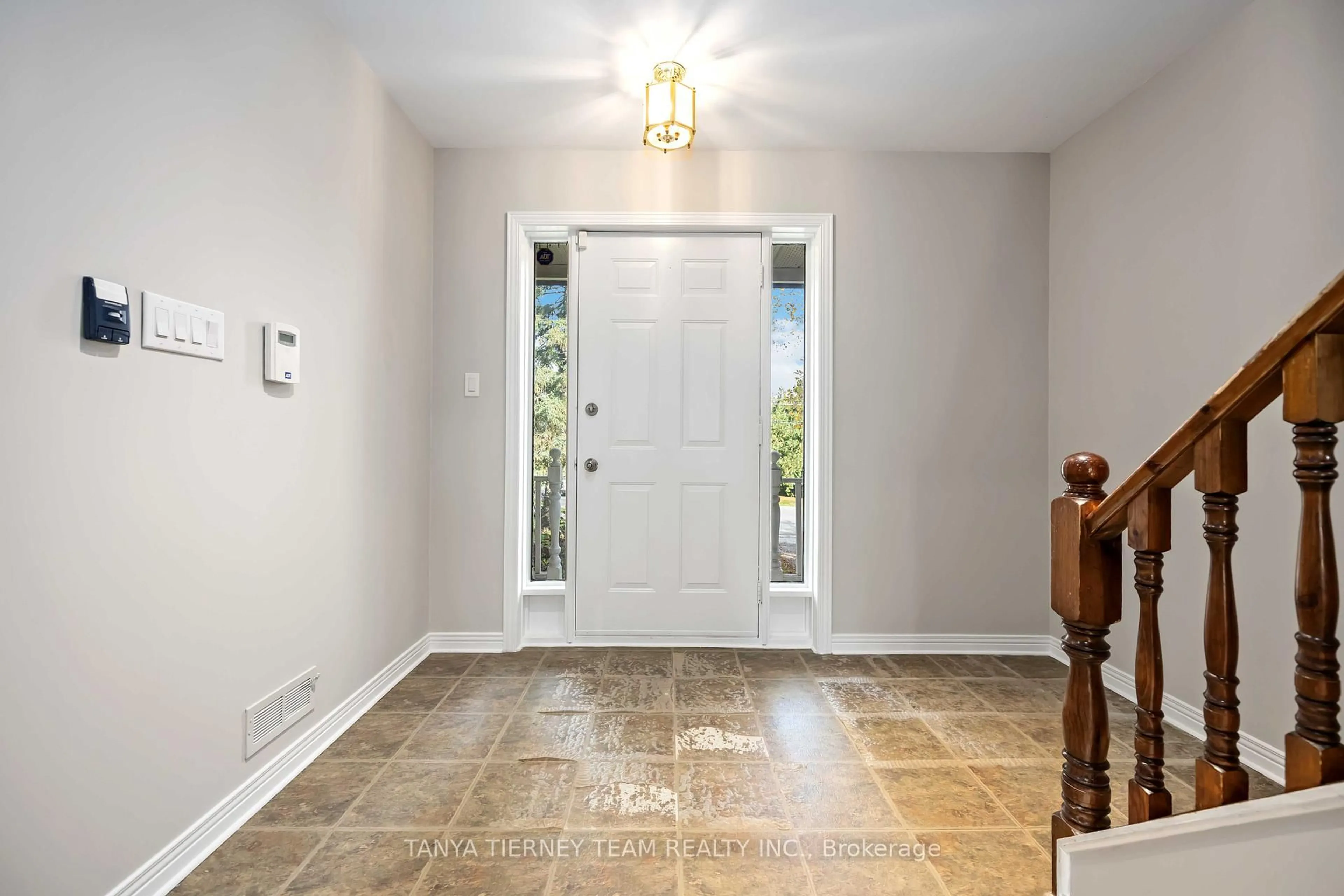 Indoor entryway for 1862 Pinegrove Ave, Pickering Ontario L1V 1K7