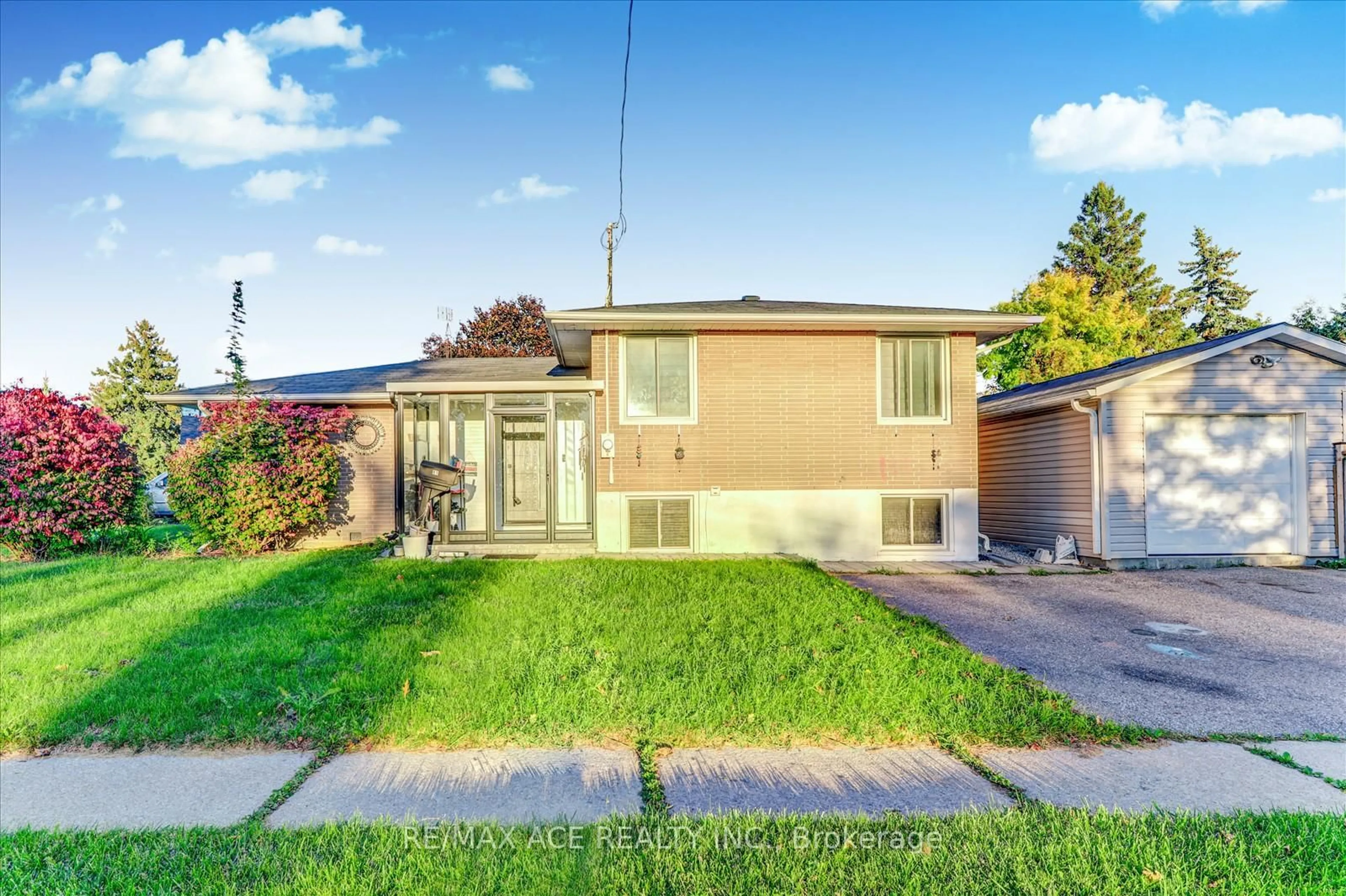 Home with brick exterior material, street for 81 Grassmere Ave, Oshawa Ontario L1H 3X5