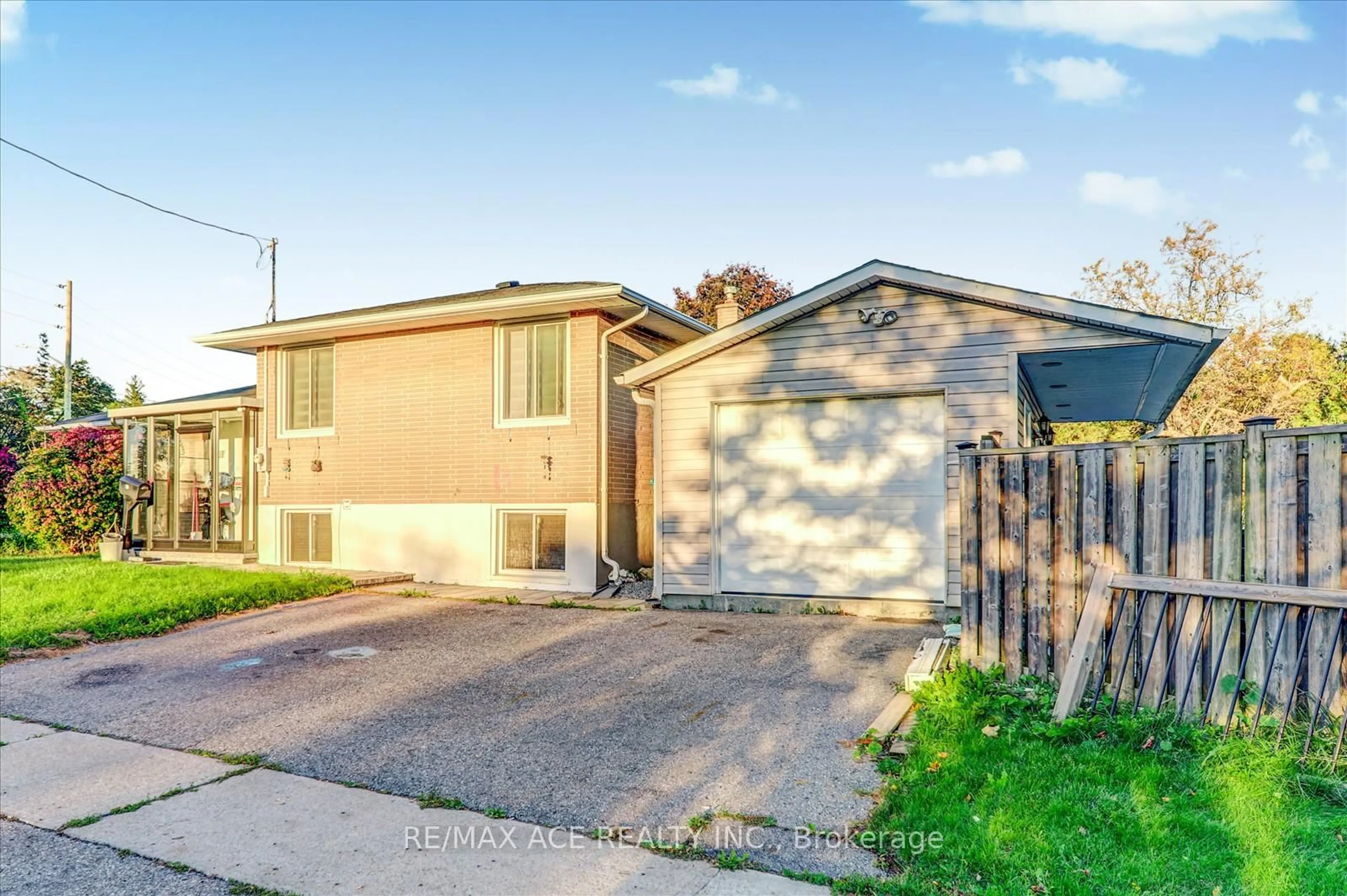 Home with vinyl exterior material, street for 81 Grassmere Ave, Oshawa Ontario L1H 3X5