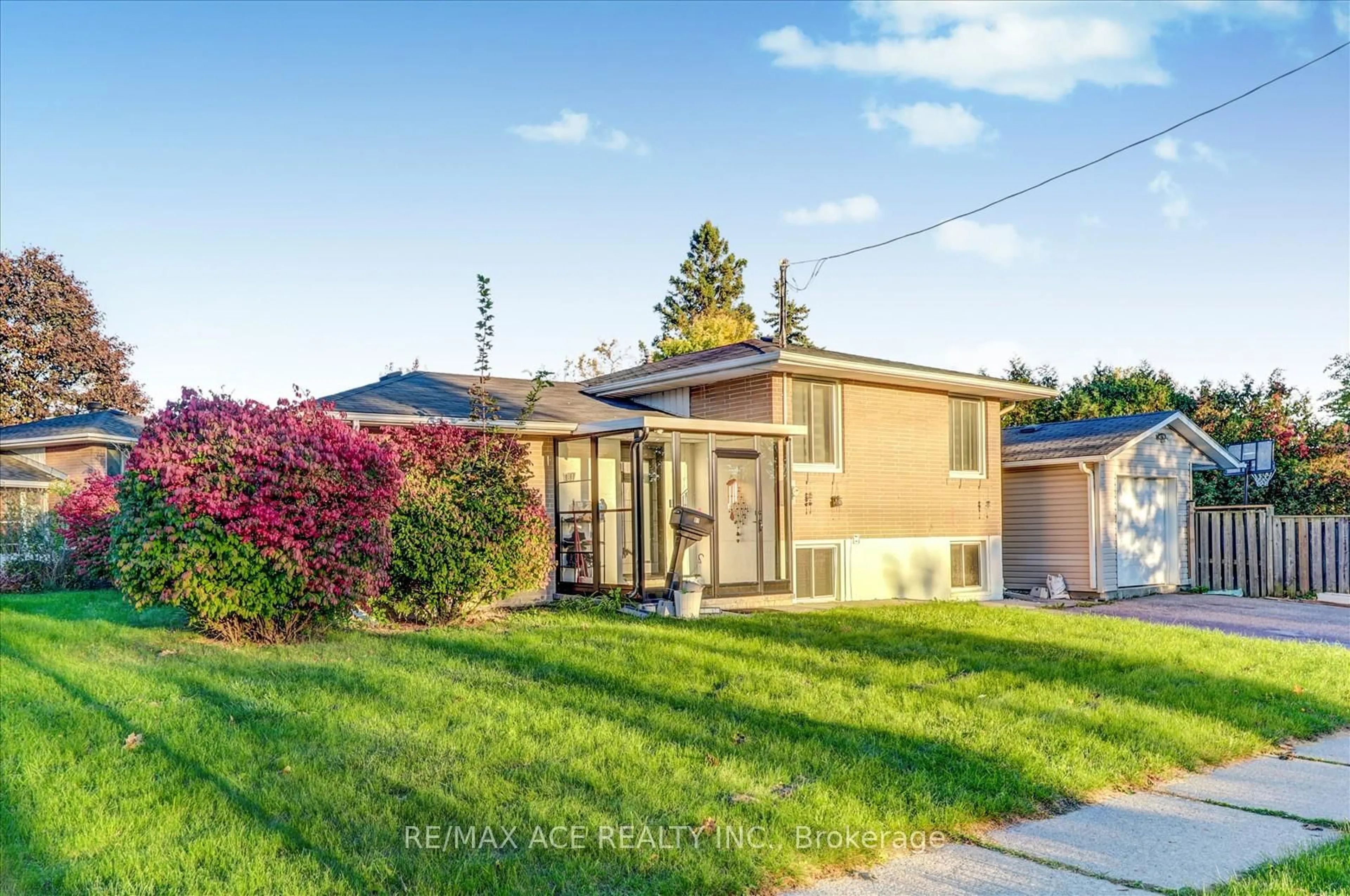 Home with vinyl exterior material, street for 81 Grassmere Ave, Oshawa Ontario L1H 3X5
