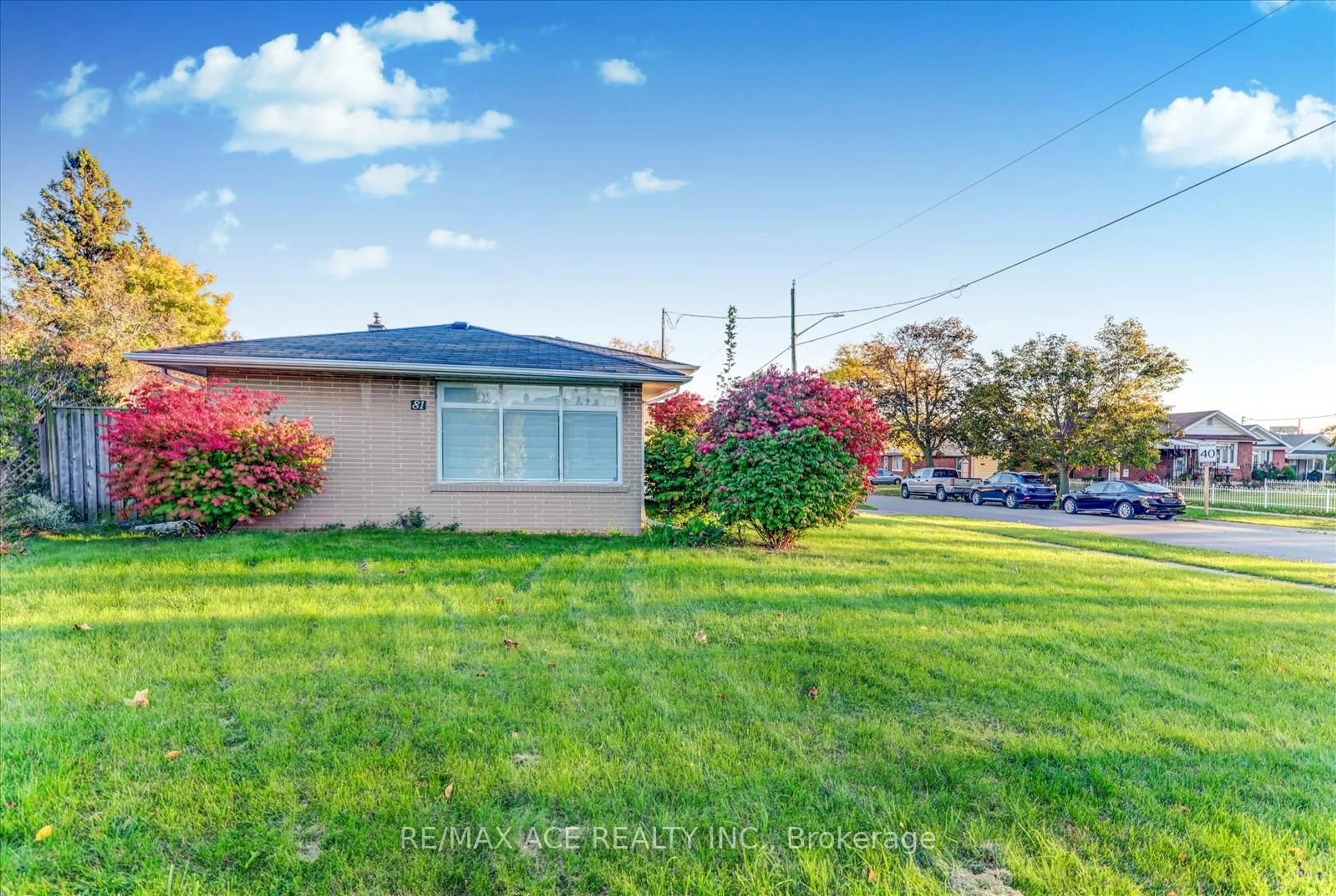 A pic from outside/outdoor area/front of a property/back of a property/a pic from drone, street for 81 Grassmere Ave, Oshawa Ontario L1H 3X5