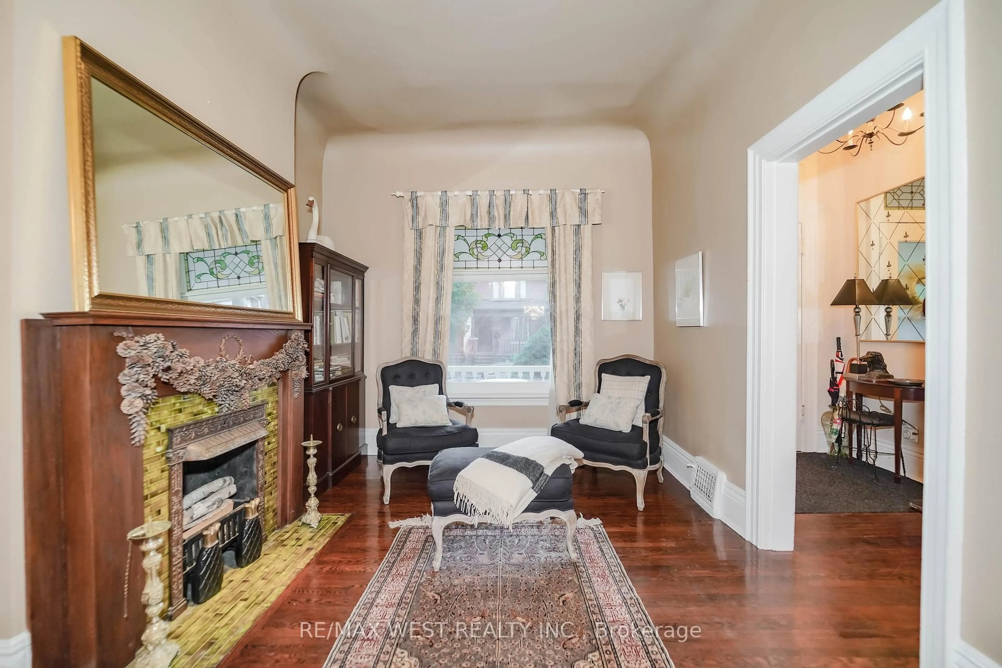 Living room with furniture, unknown for 153 Booth Ave, Toronto Ontario M4M 2M5