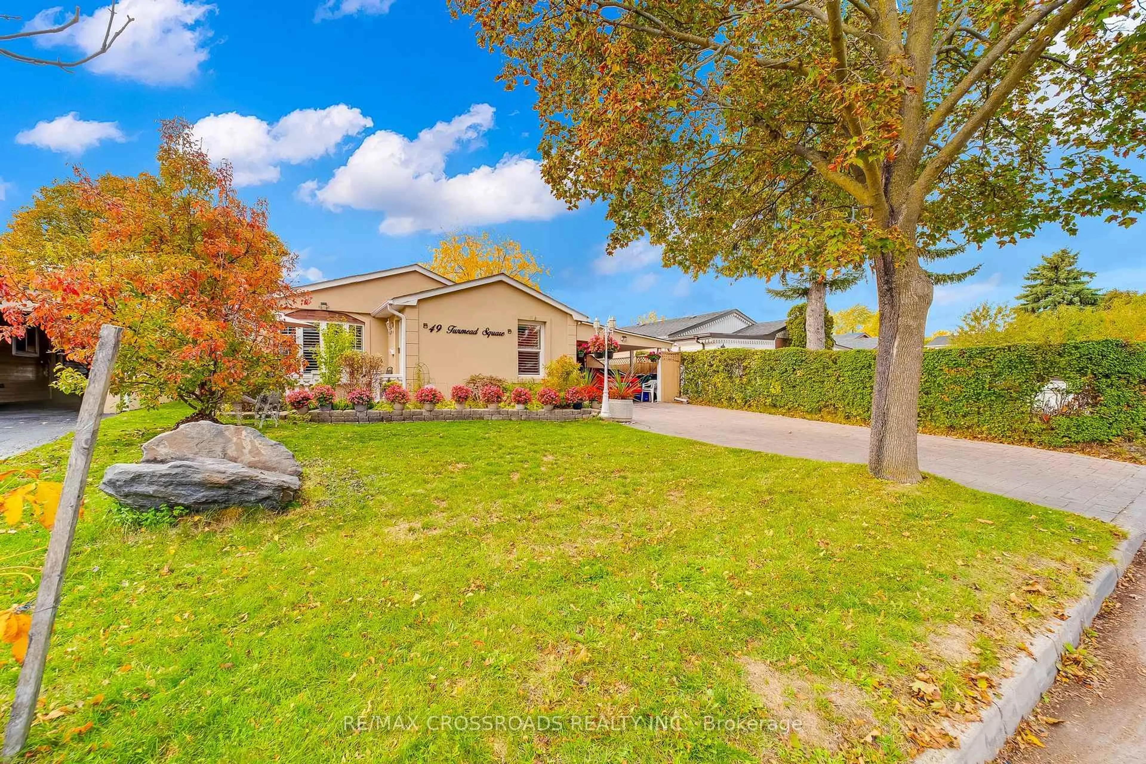 Patio, street for 49 Tunmead Sq, Toronto Ontario M1B 1X1