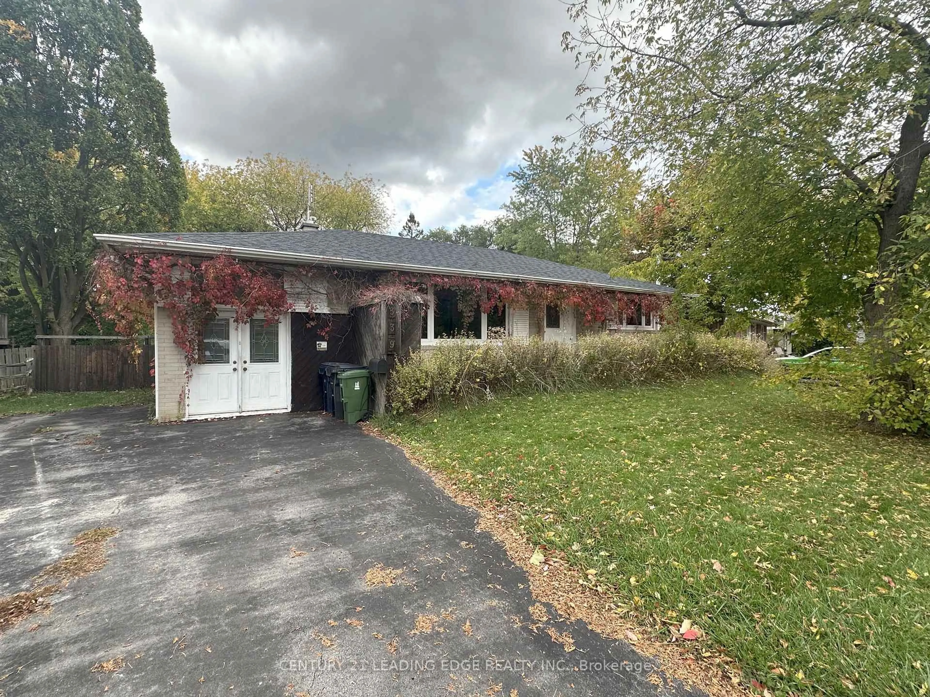 A pic from outside/outdoor area/front of a property/back of a property/a pic from drone, street for 339 Jaybell Grove Grve, Toronto Ontario M1C 2X4