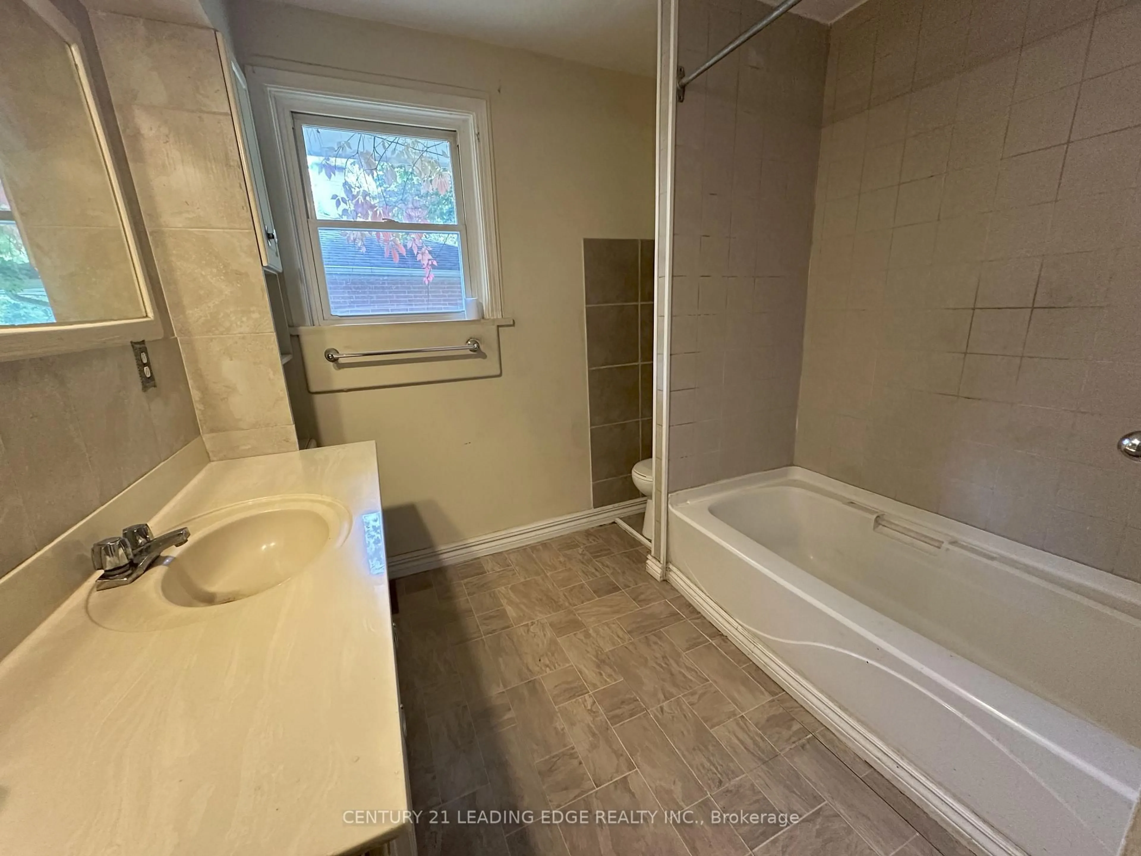 Standard bathroom, ceramic/tile floor for 339 Jaybell Grove Grve, Toronto Ontario M1C 2X4