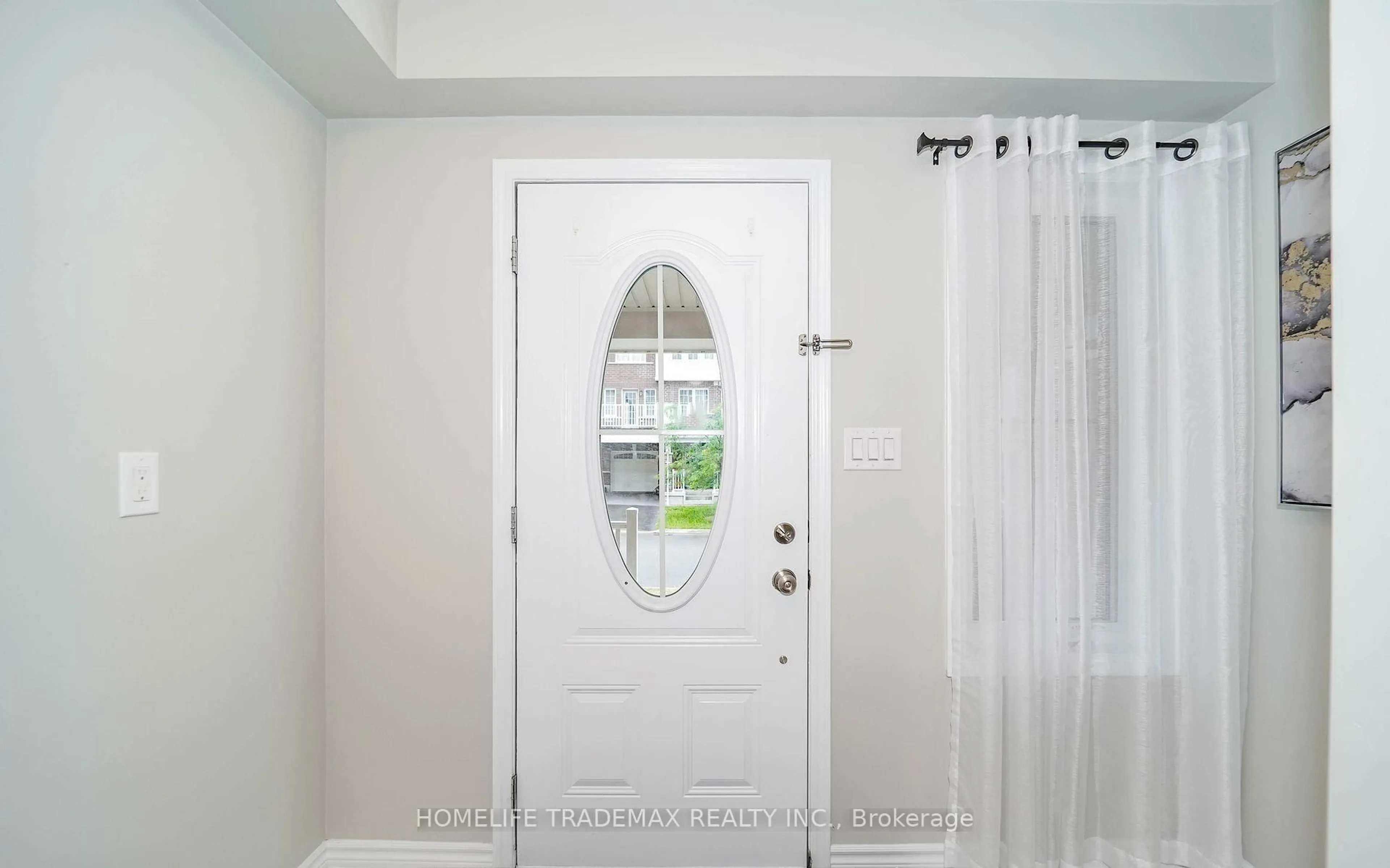 Indoor entryway for 1062 Clipper Lane, Pickering Ontario L1X 0E9