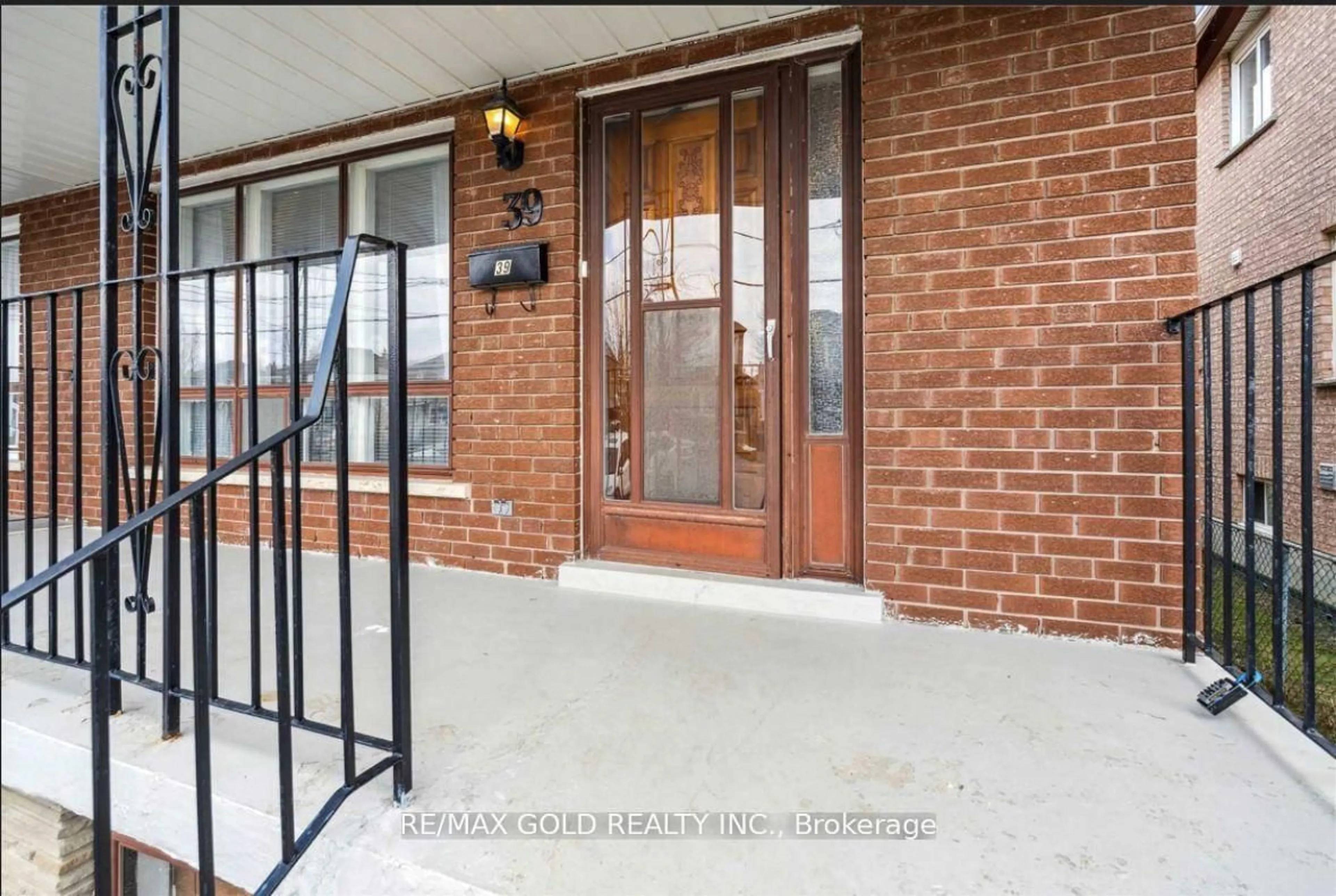 Indoor entryway for 39 Magnolia Ave, Toronto Ontario M1K 3K3