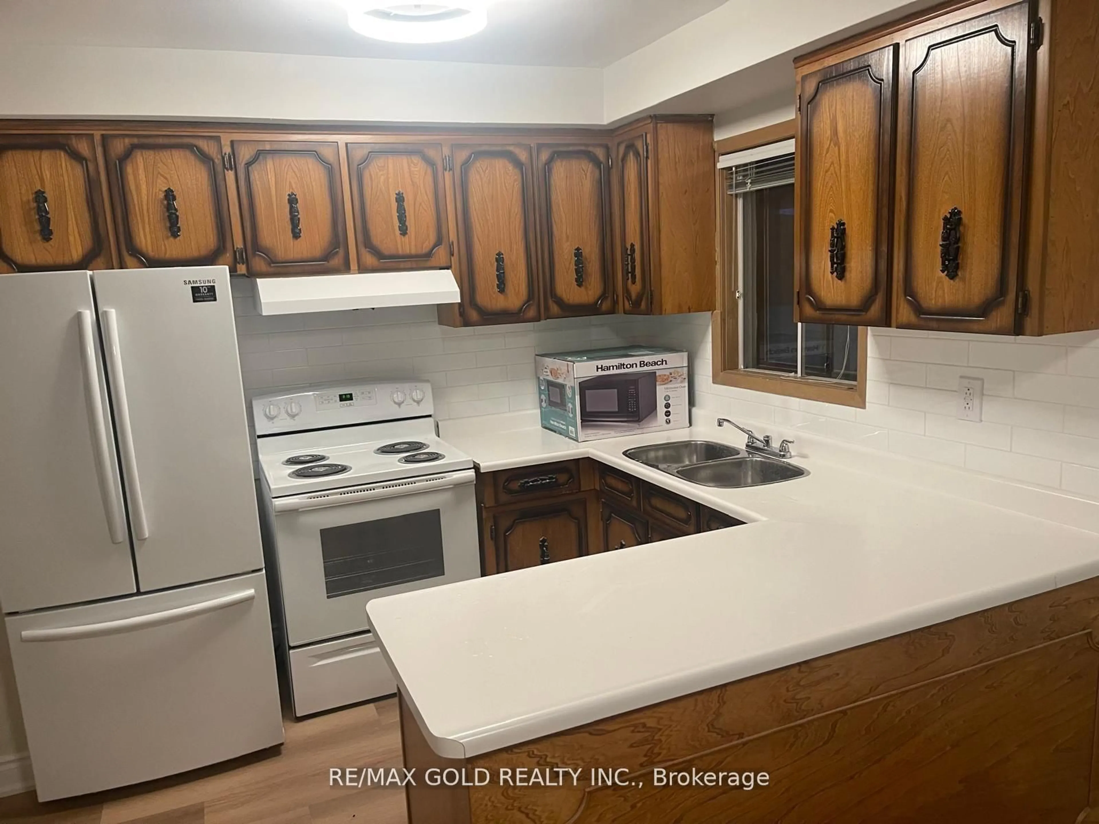 Standard kitchen, wood/laminate floor for 39 Magnolia Ave, Toronto Ontario M1K 3K3