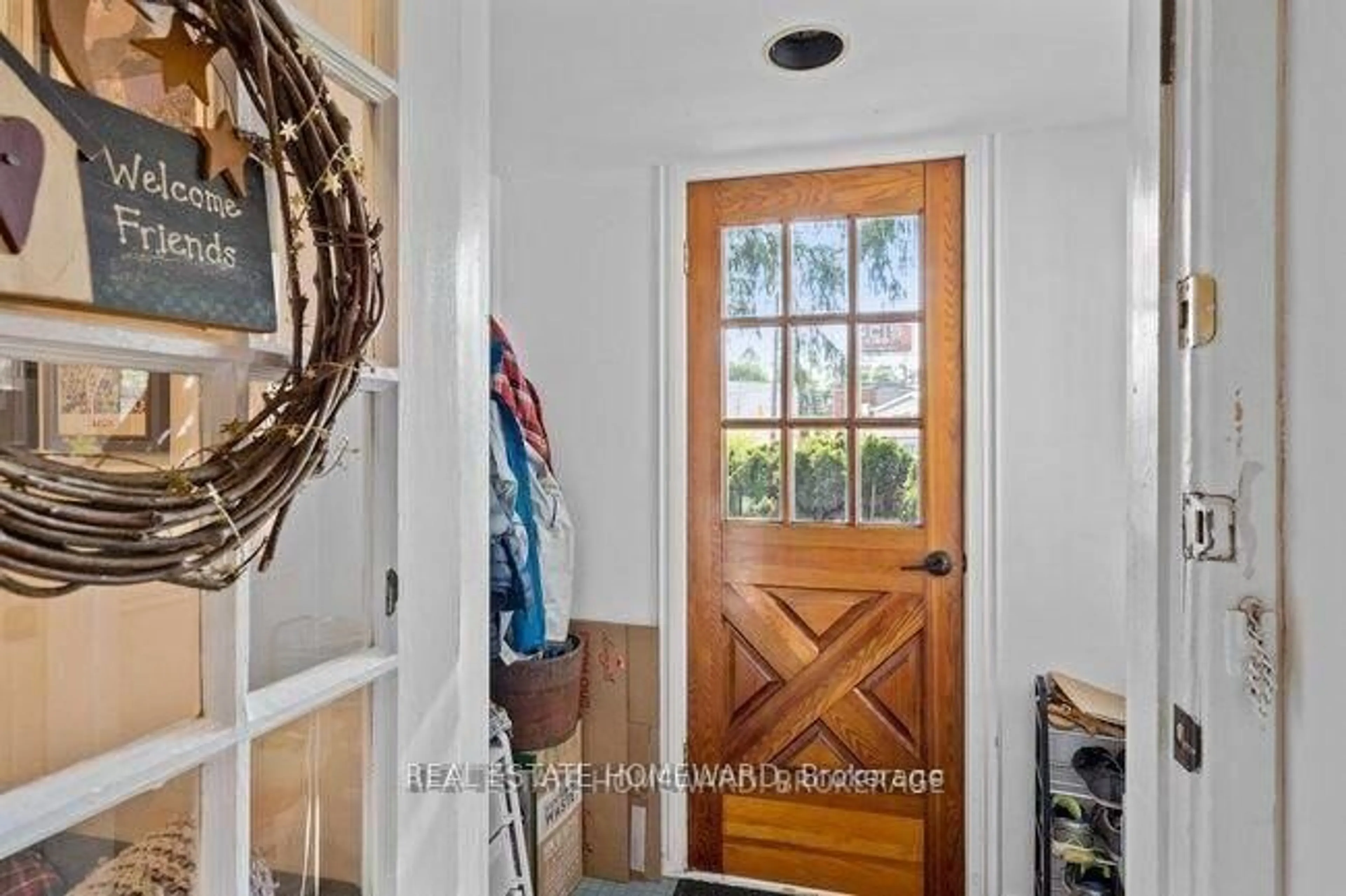 Indoor entryway for 4 Warvet Cres, Toronto Ontario M4B 1P3
