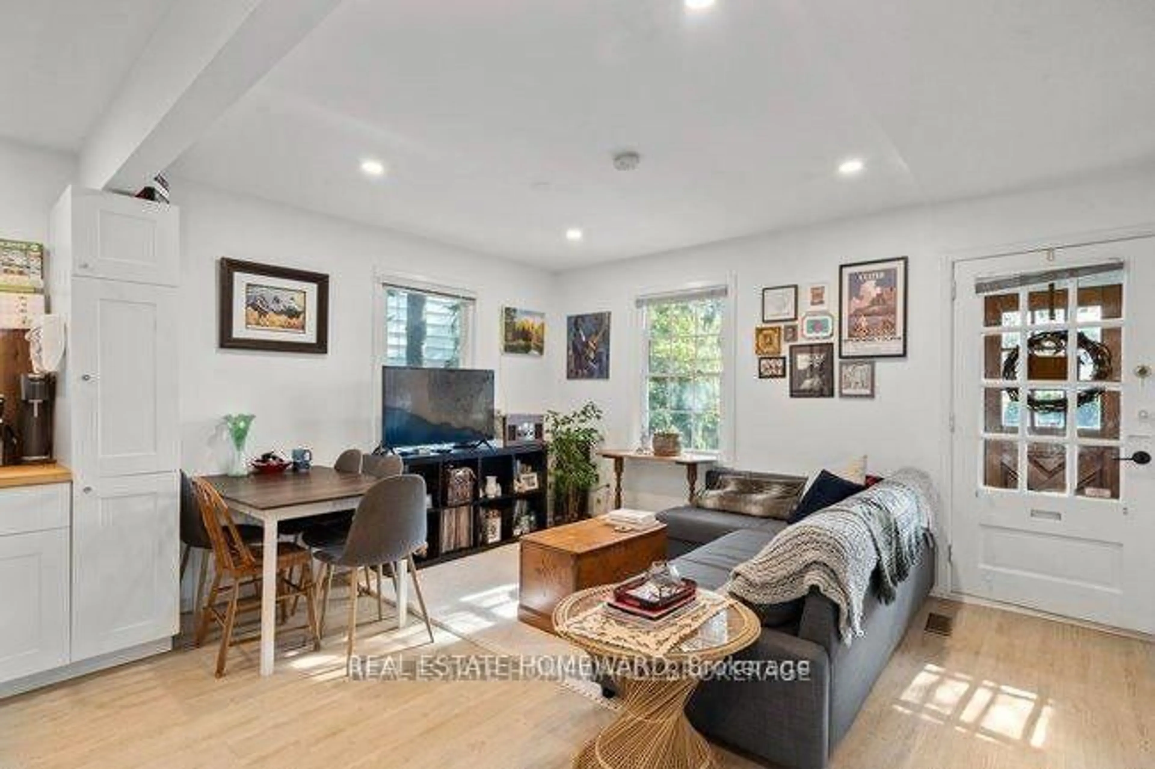 Living room with furniture, wood/laminate floor for 4 Warvet Cres, Toronto Ontario M4B 1P3