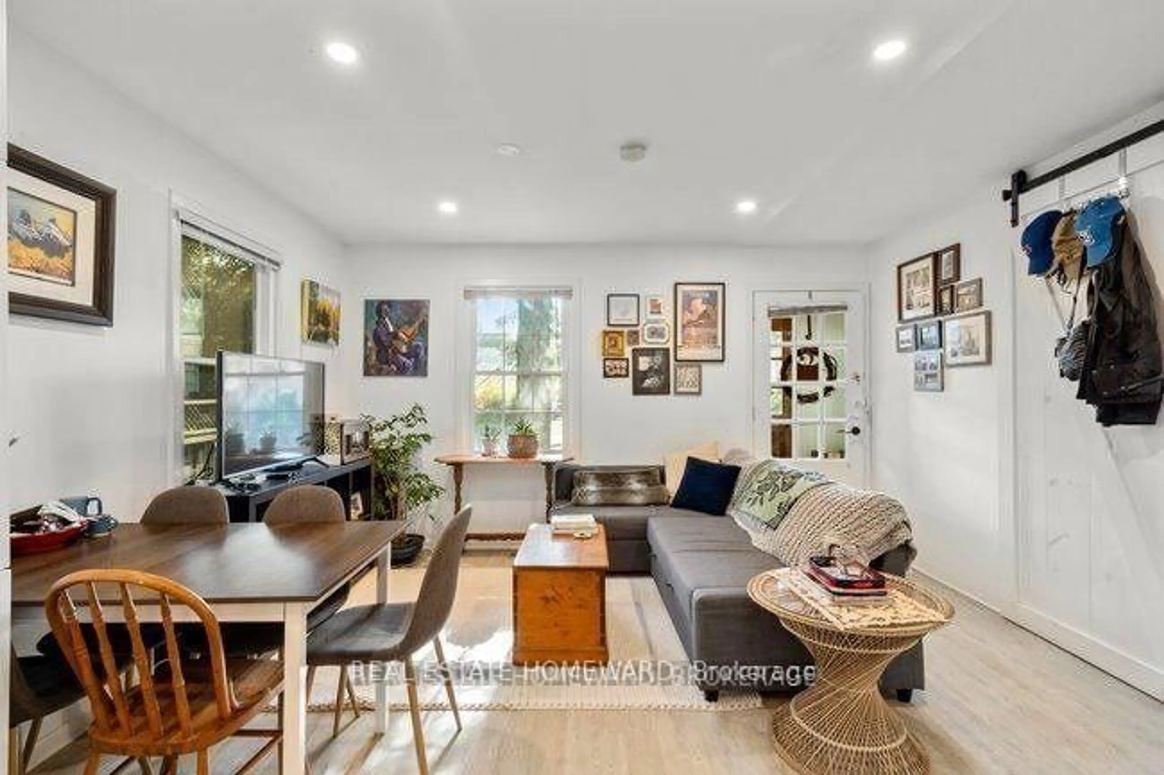 Living room with furniture, unknown for 4 Warvet Cres, Toronto Ontario M4B 1P3