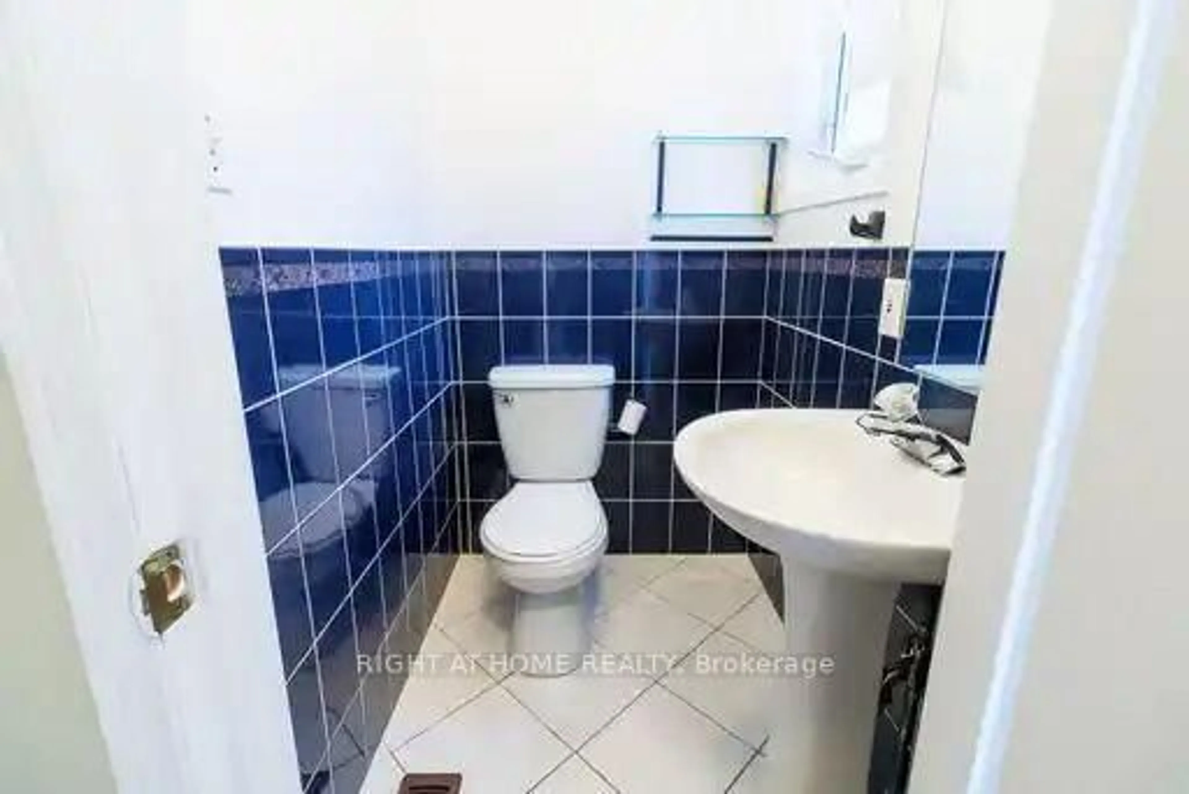 Standard bathroom, ceramic/tile floor for 3680 brimley Rd #18, Toronto Ontario M1V 5K7