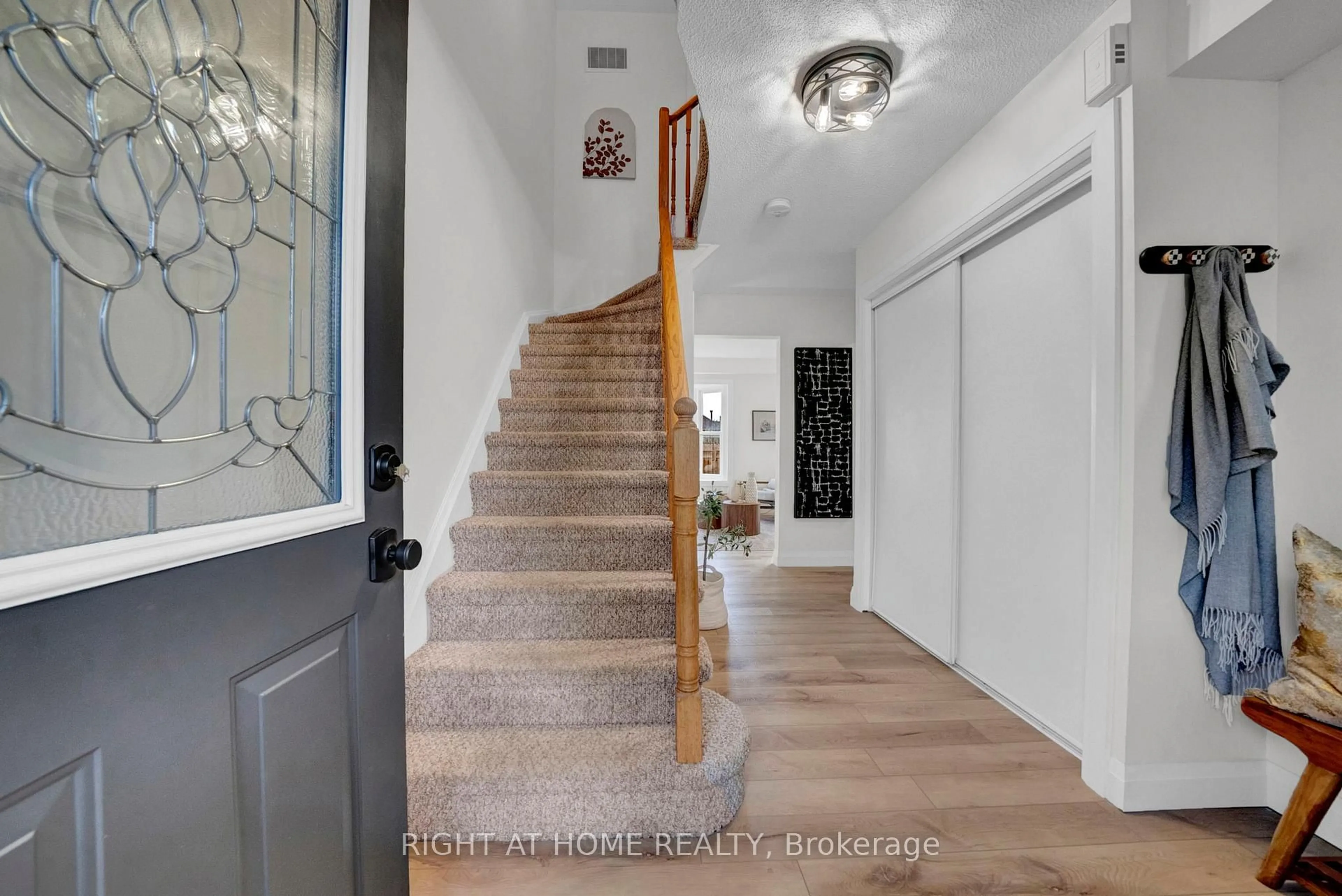 Indoor entryway for 33 Pomeroy St, Clarington Ontario L1C 4R5