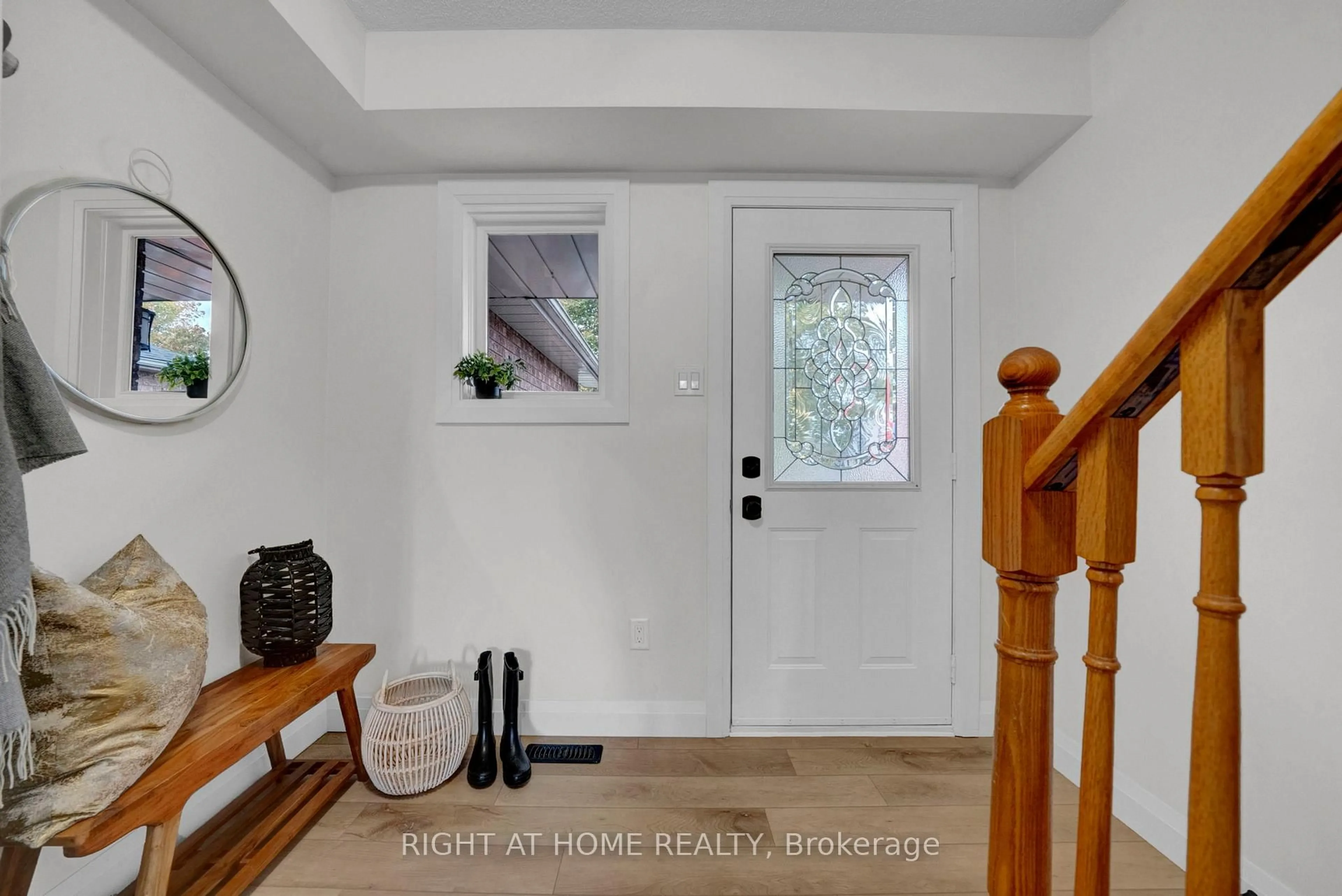 Indoor entryway for 33 Pomeroy St, Clarington Ontario L1C 4R5