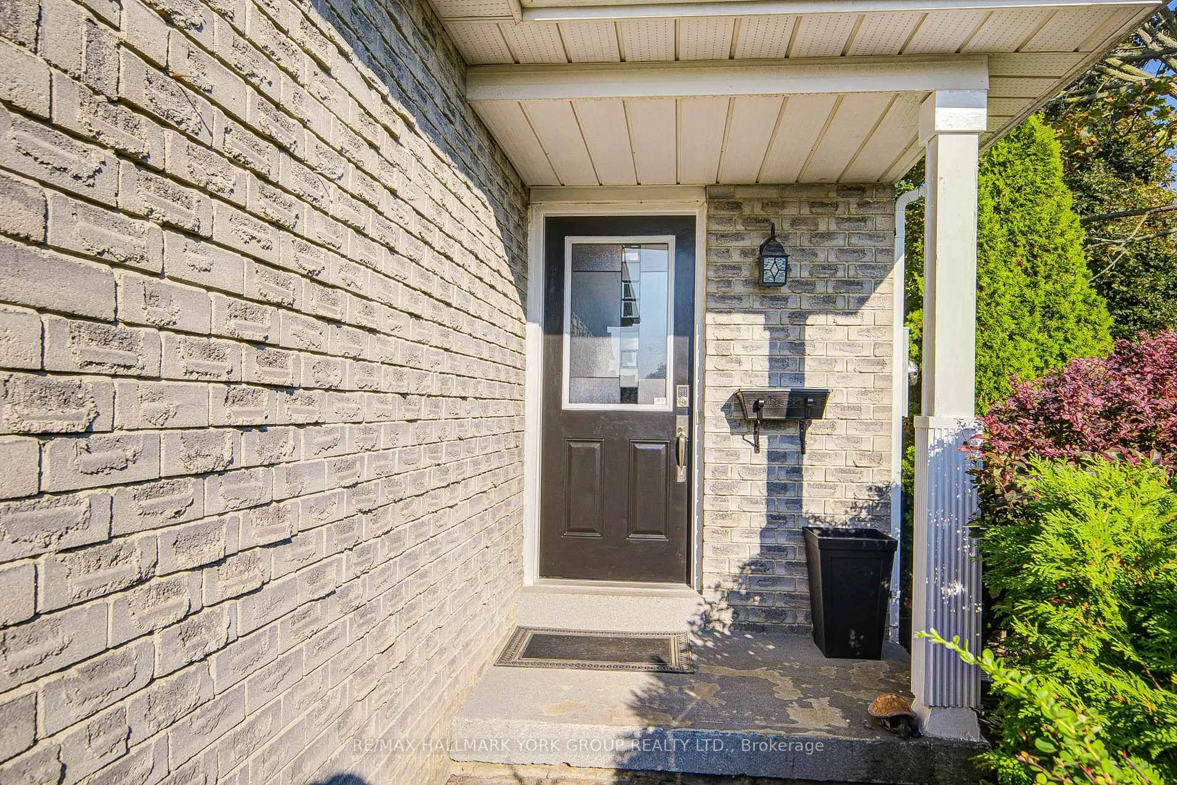 Indoor entryway for 1 Parklawn Dr, Clarington Ontario L1E 1Y8