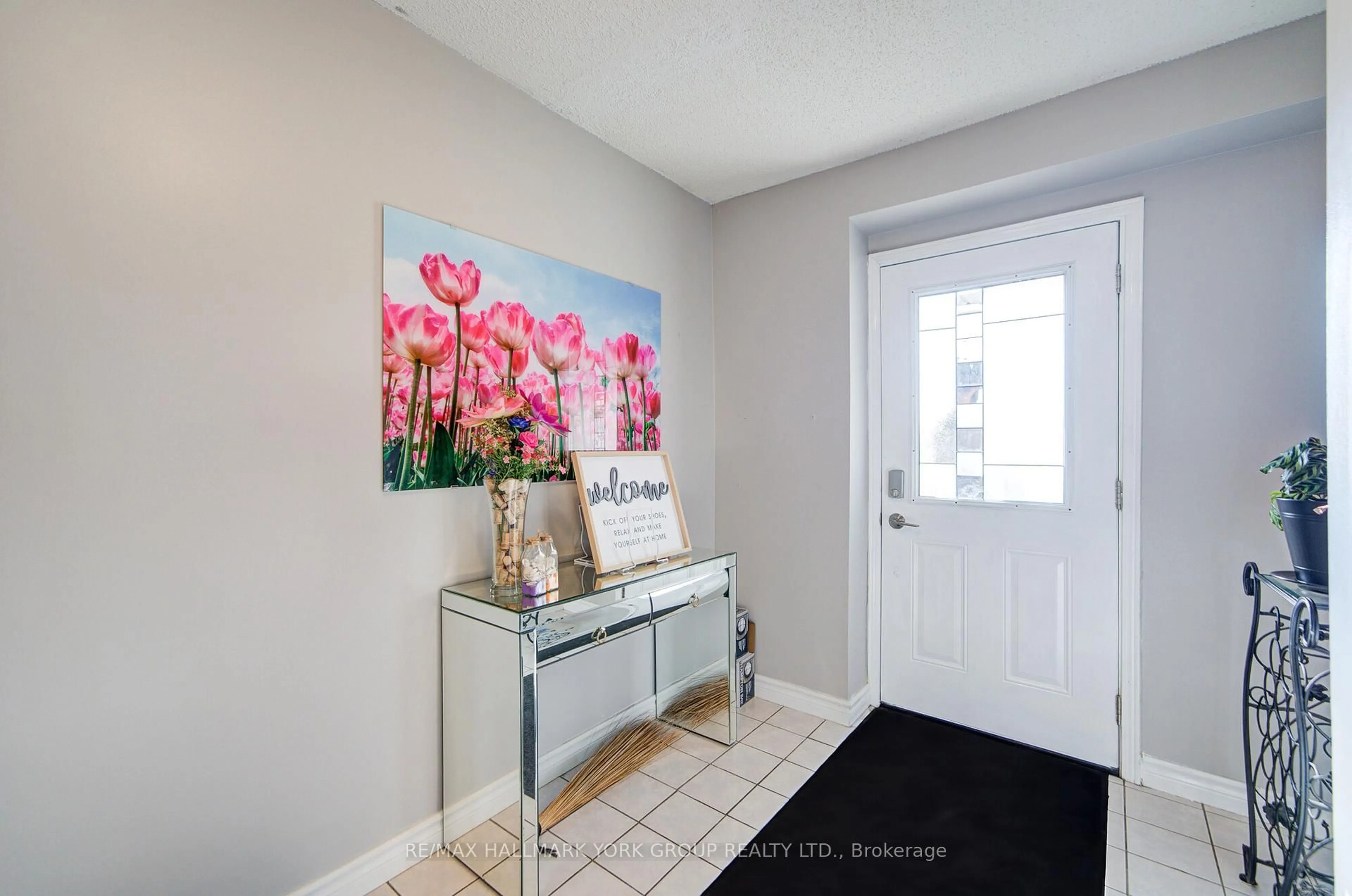 Indoor entryway for 1 Parklawn Dr, Clarington Ontario L1E 1Y8