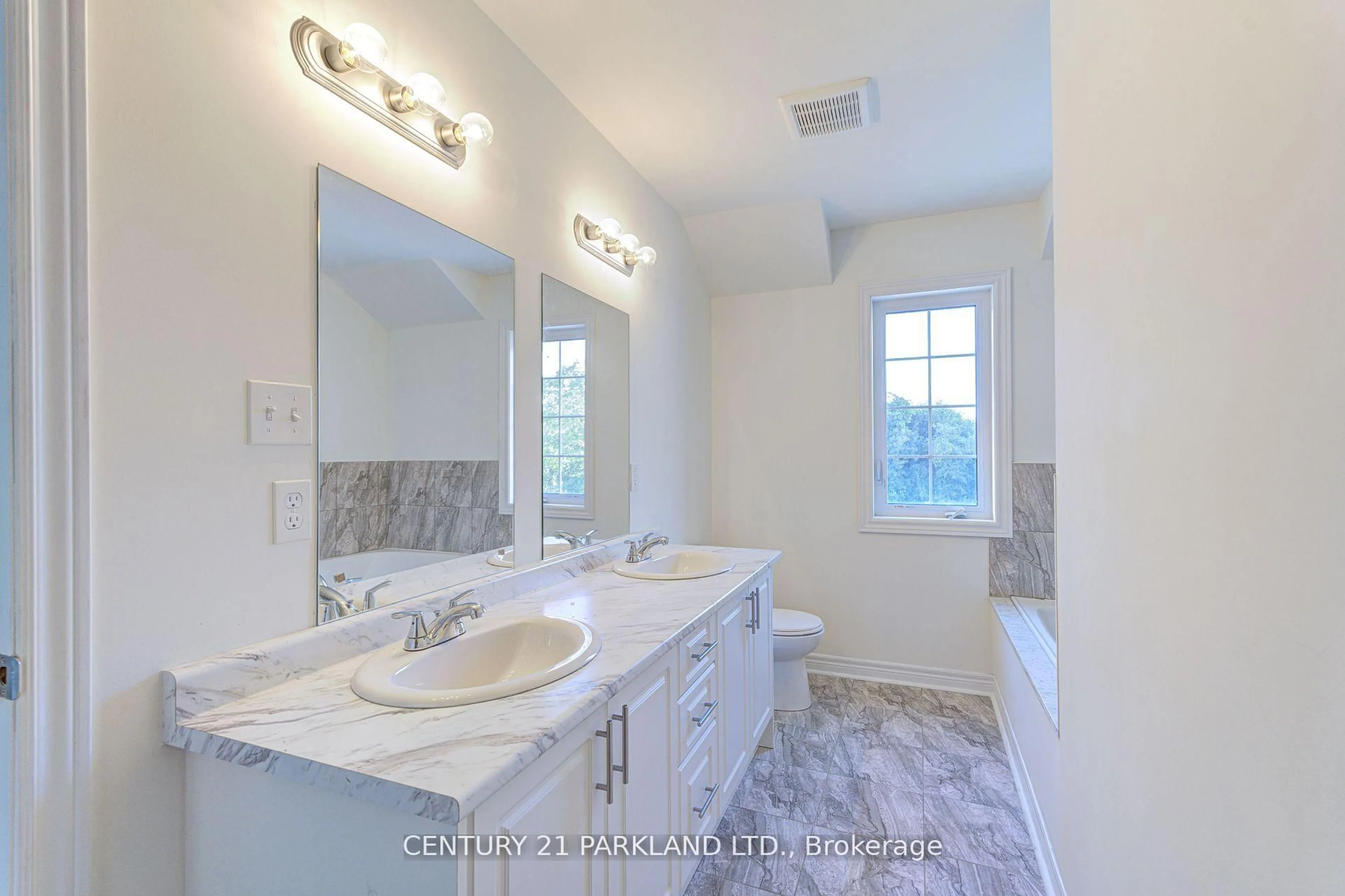Contemporary bathroom, ceramic/tile floor for 1741 Fairport Rd #POTL #7, Pickering Ontario L1V 1S9