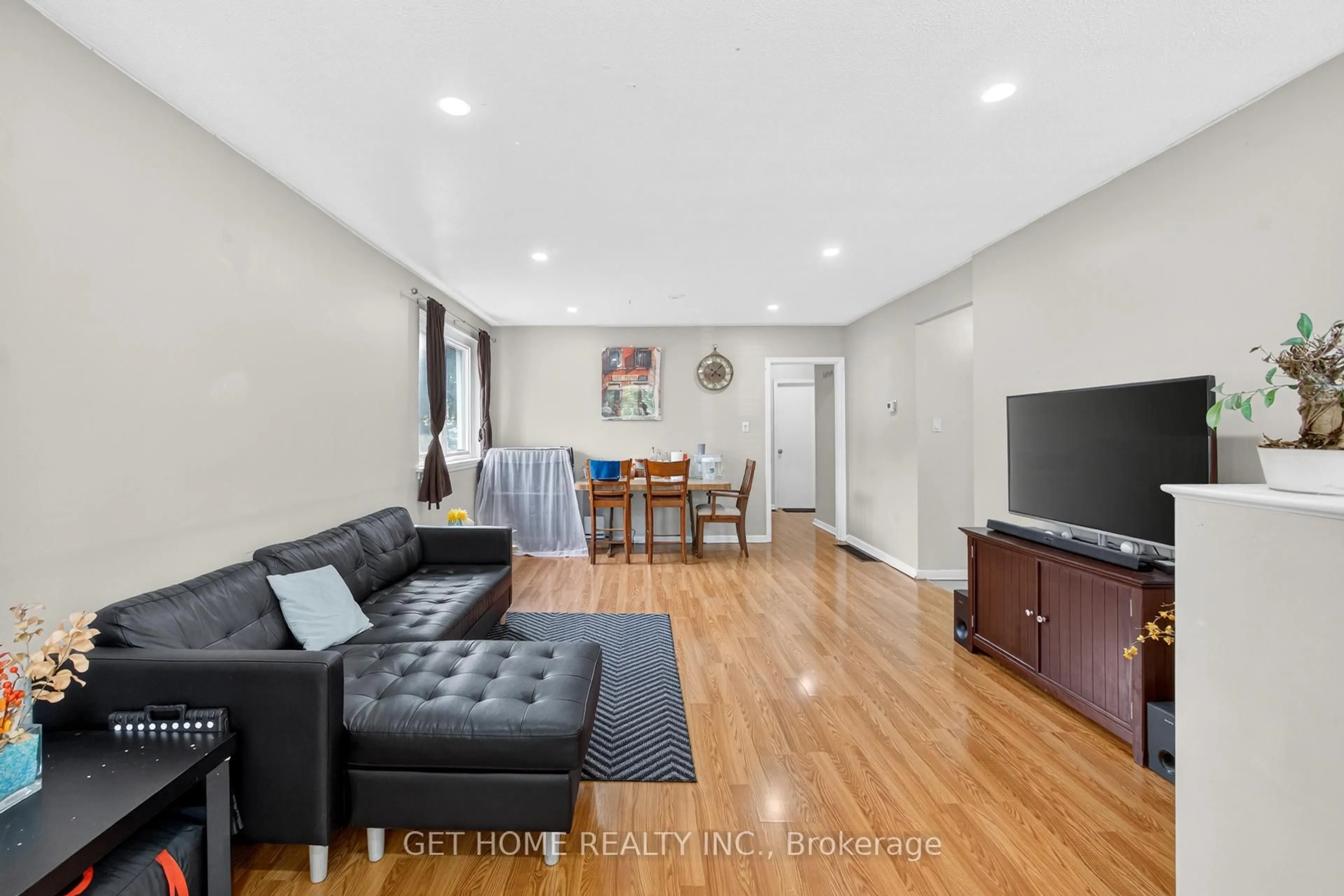 Living room with furniture, wood/laminate floor for 18 SHIER Dr, Toronto Ontario M1J 2T2