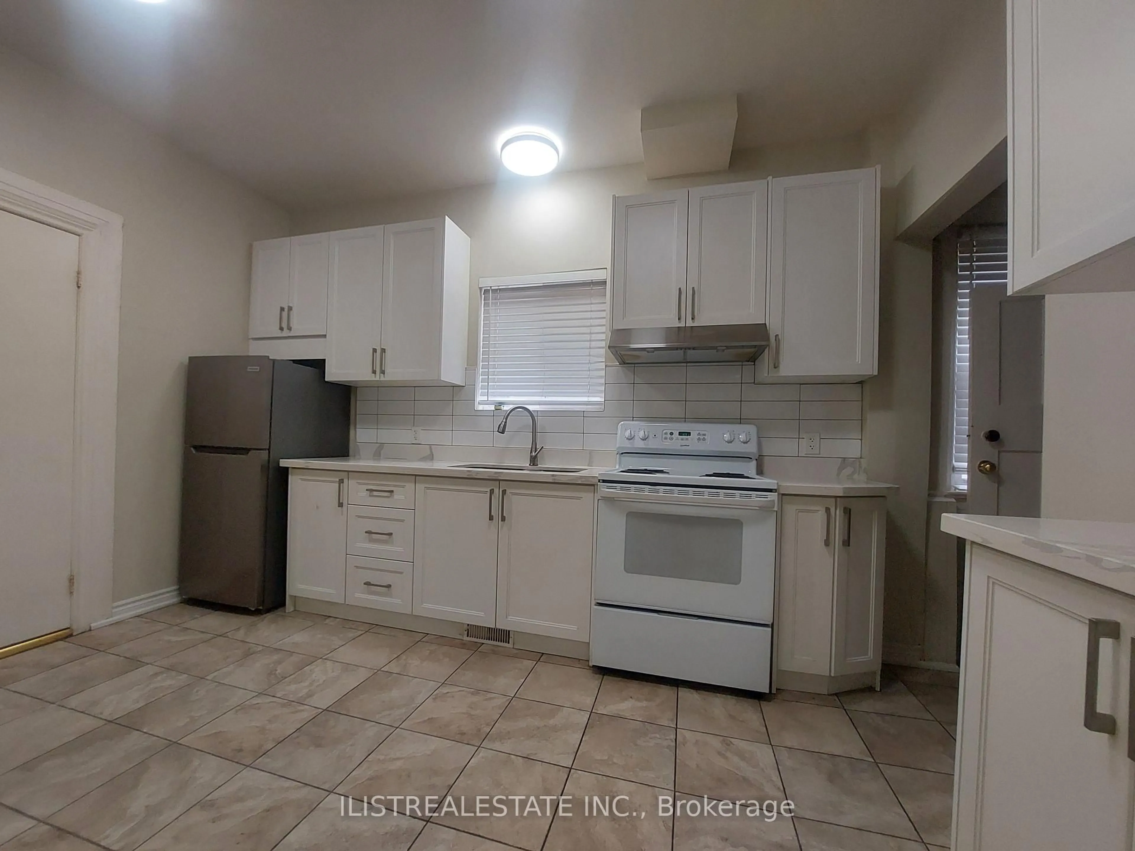 Standard kitchen, unknown for 222 Athol St, Oshawa Ontario L1H 1K3