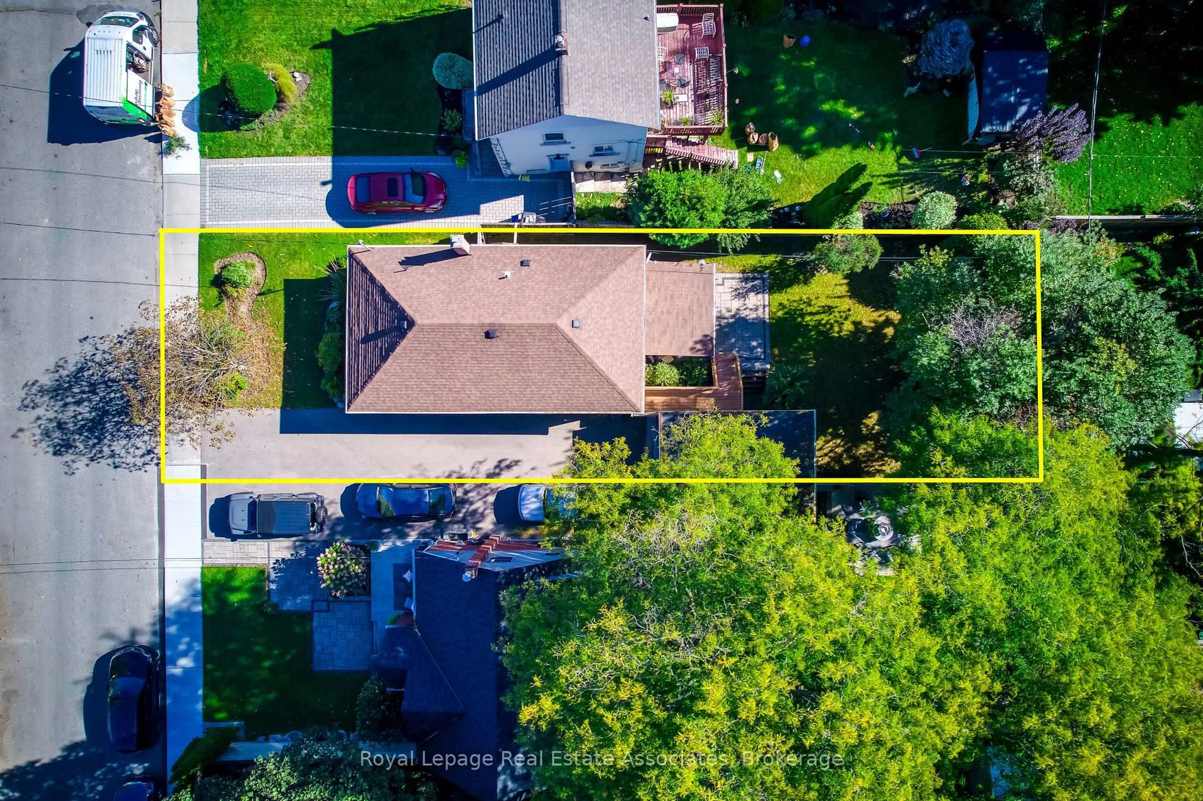 A pic from outside/outdoor area/front of a property/back of a property/a pic from drone, street for 21 Brenton St, Toronto Ontario M4B 1E1