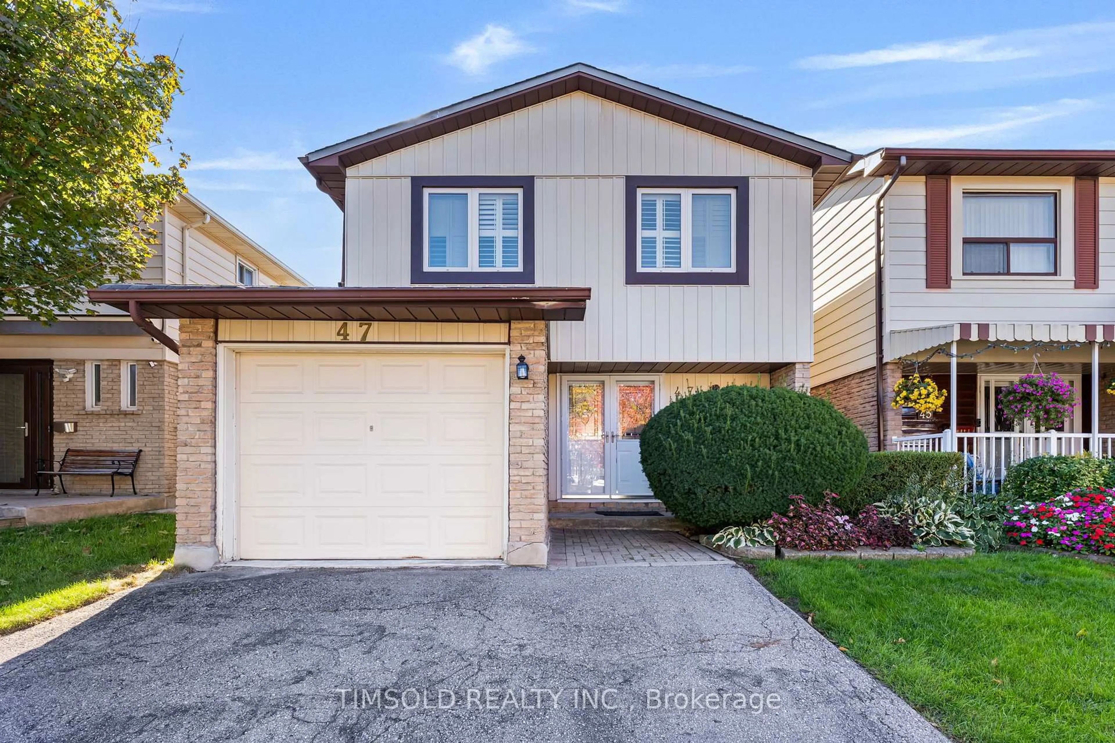 Home with vinyl exterior material, street for 47 Carolbreen Sq, Toronto Ontario M1V 1J1