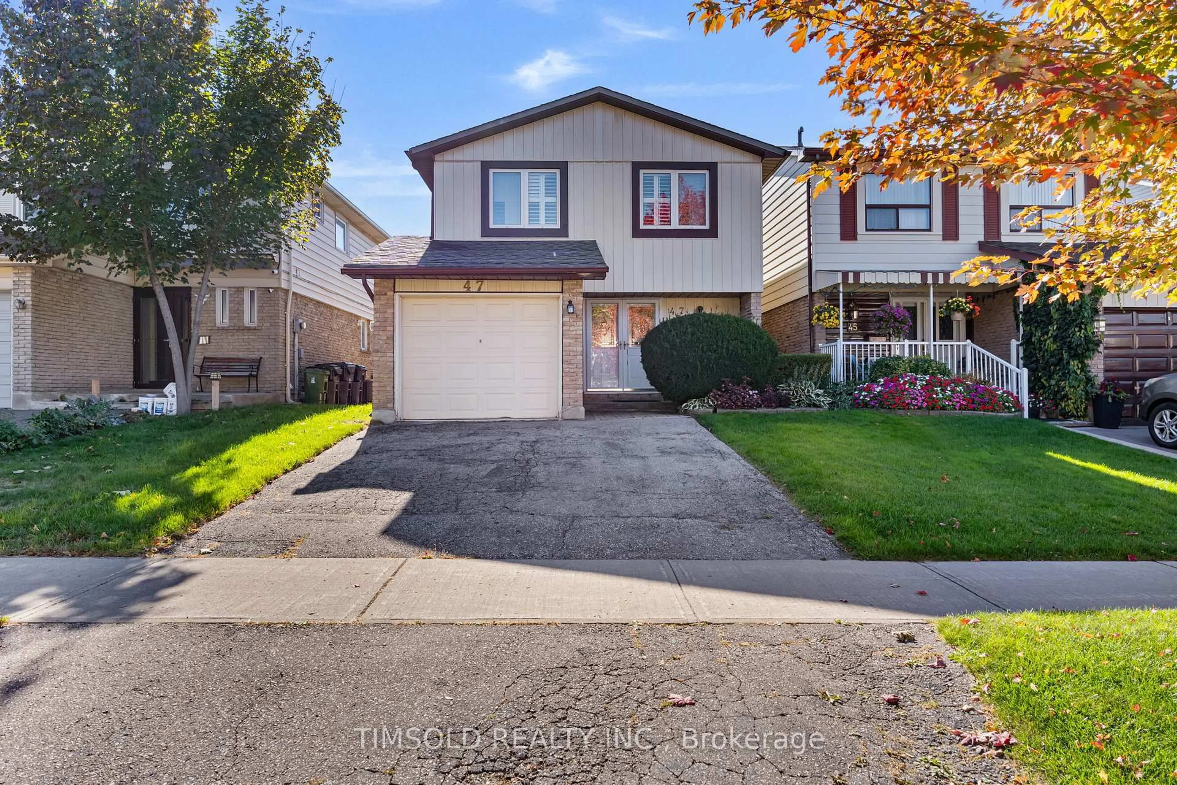 Home with vinyl exterior material, street for 47 Carolbreen Sq, Toronto Ontario M1V 1J1