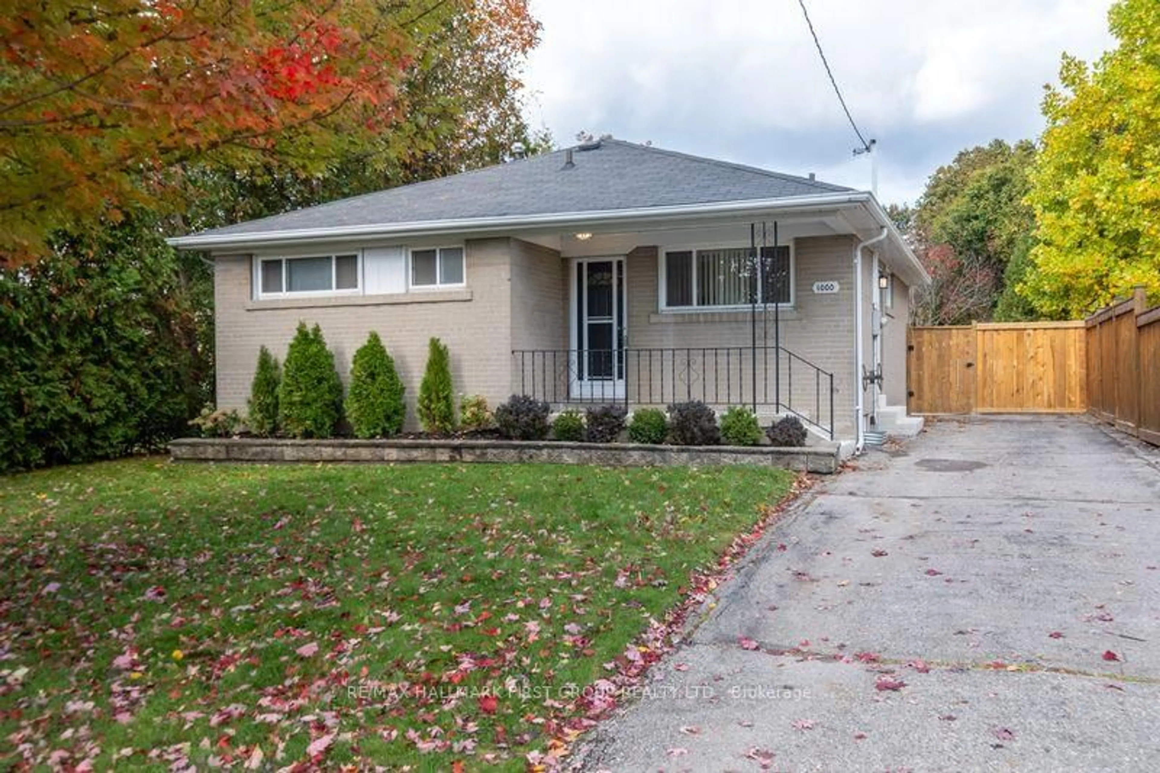 Home with vinyl exterior material, street for 1000 Wardman Cres, Whitby Ontario L1N 3G9