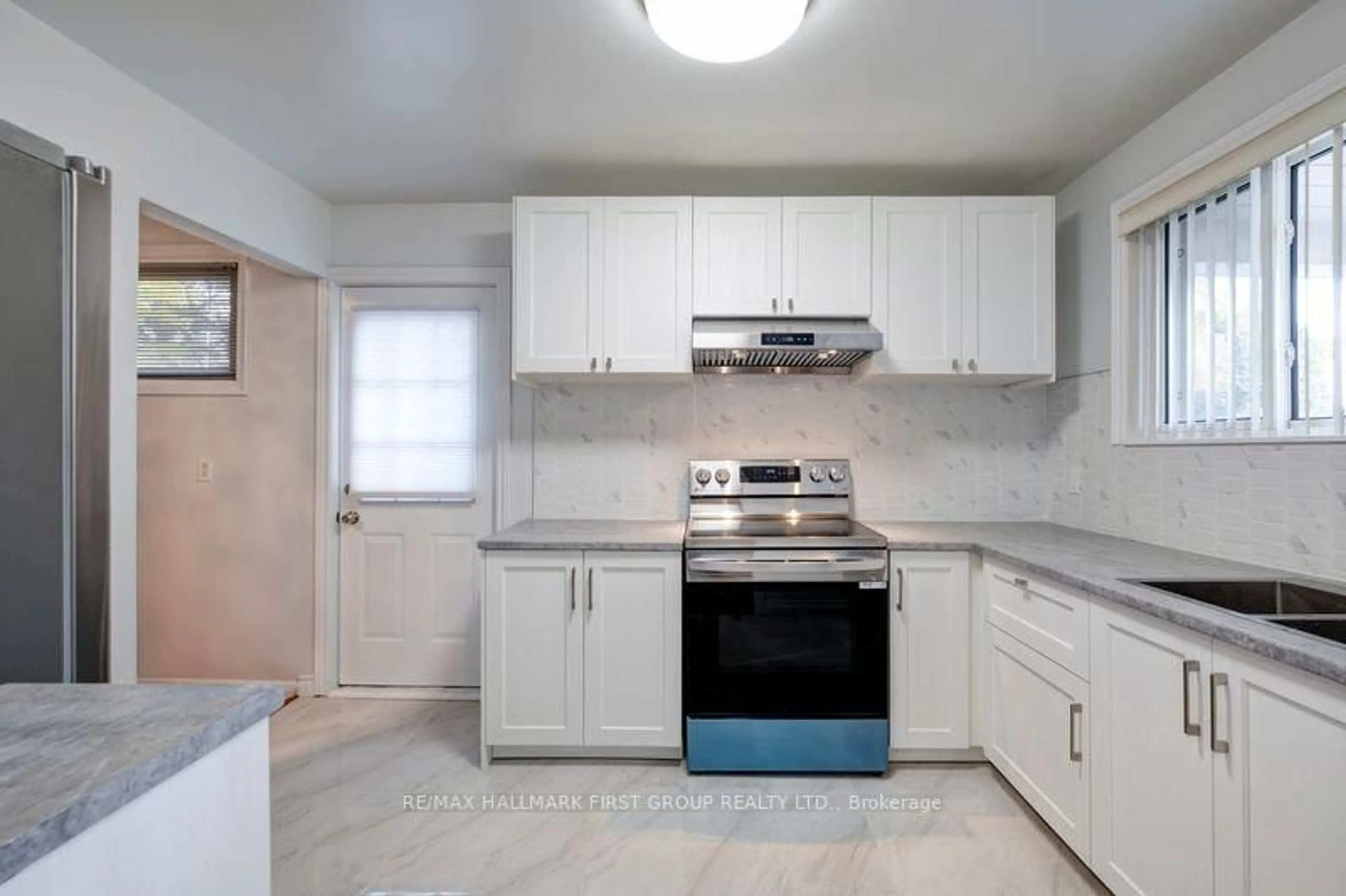 Standard kitchen, ceramic/tile floor for 1000 Wardman Cres, Whitby Ontario L1N 3G9