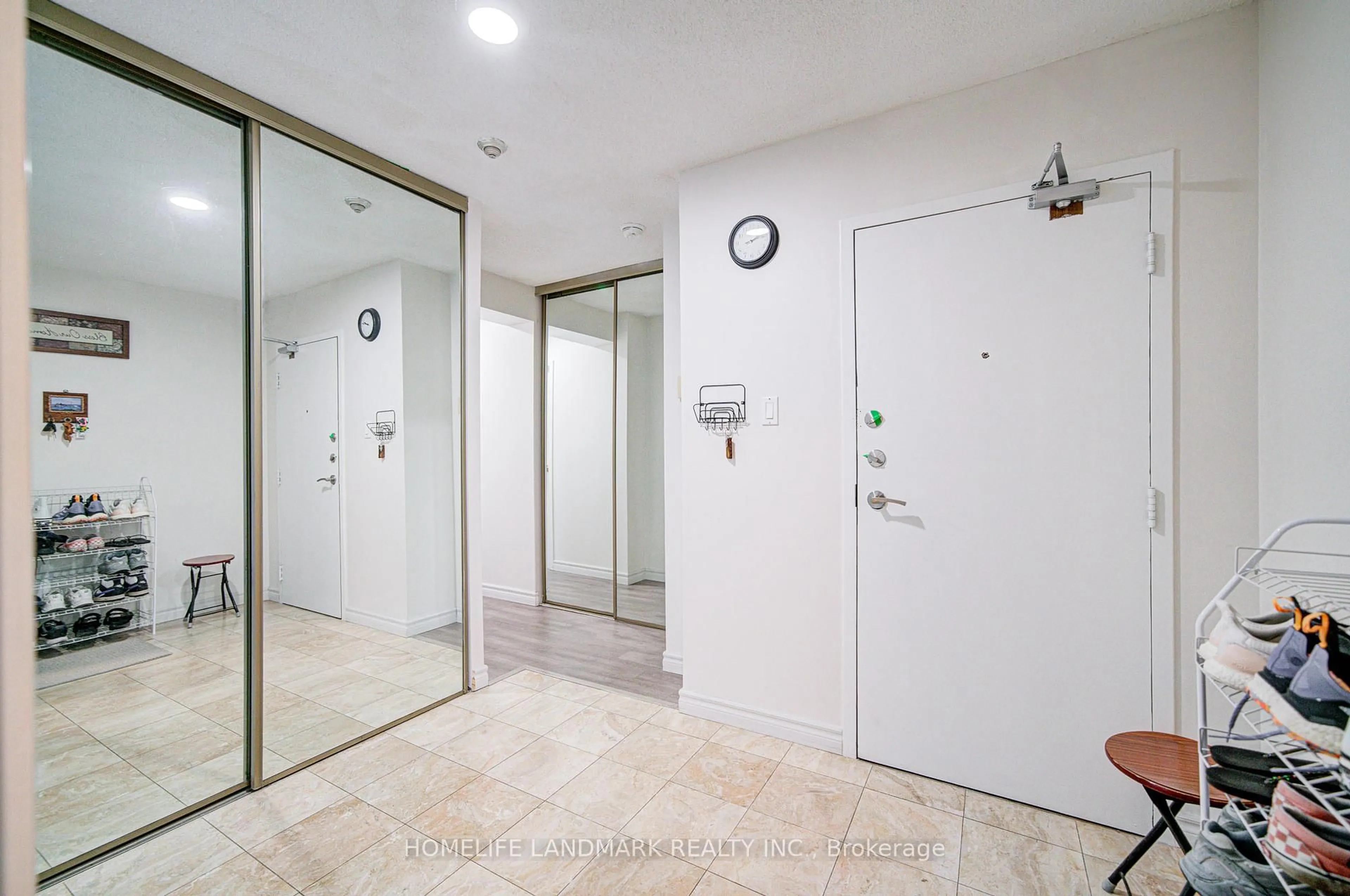 Indoor foyer for 1 Reidmount Ave #303, Toronto Ontario M1S 4V3