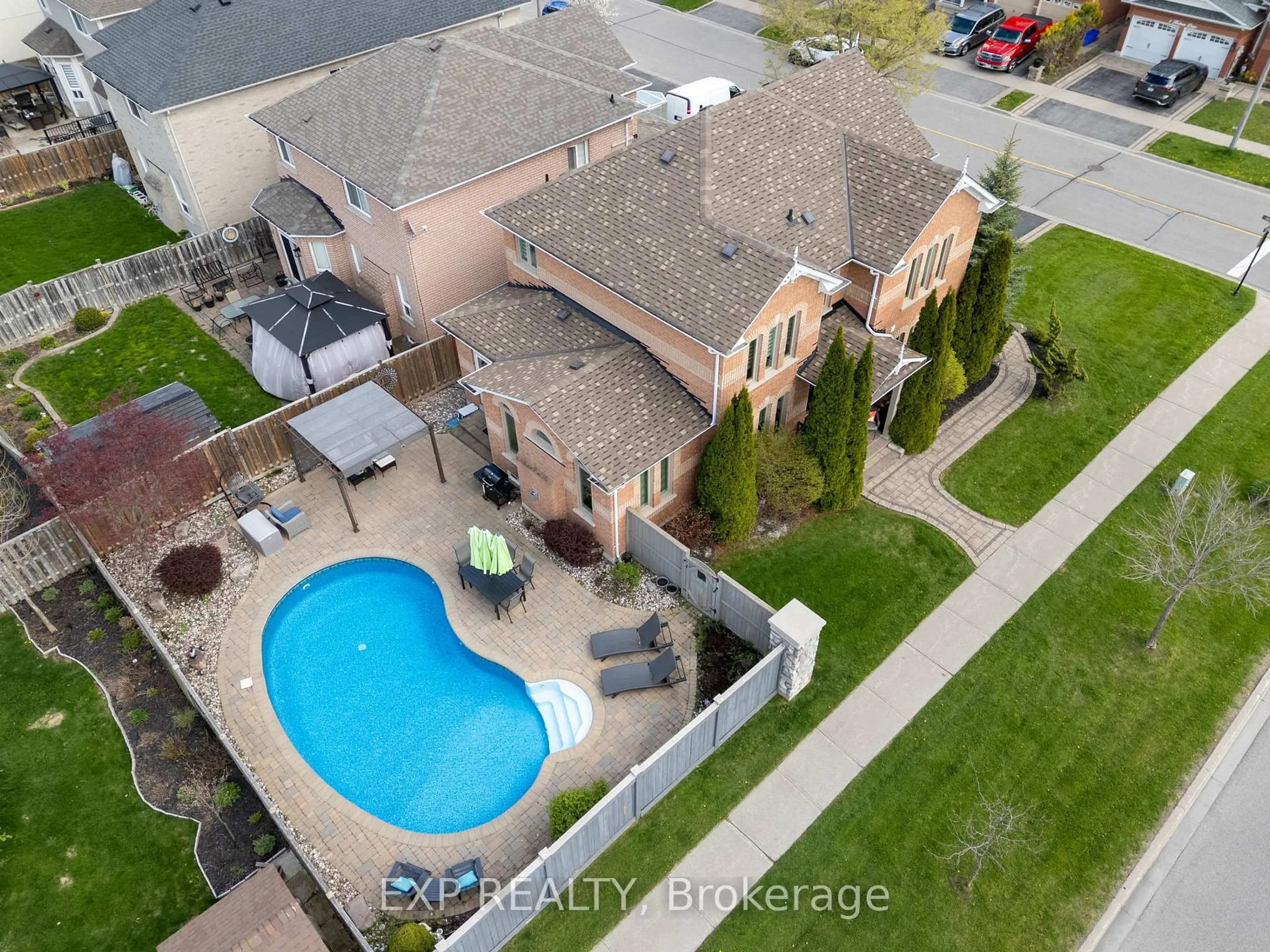 A pic from outside/outdoor area/front of a property/back of a property/a pic from drone, street for 2 Hesham Dr, Whitby Ontario L1M 2J9