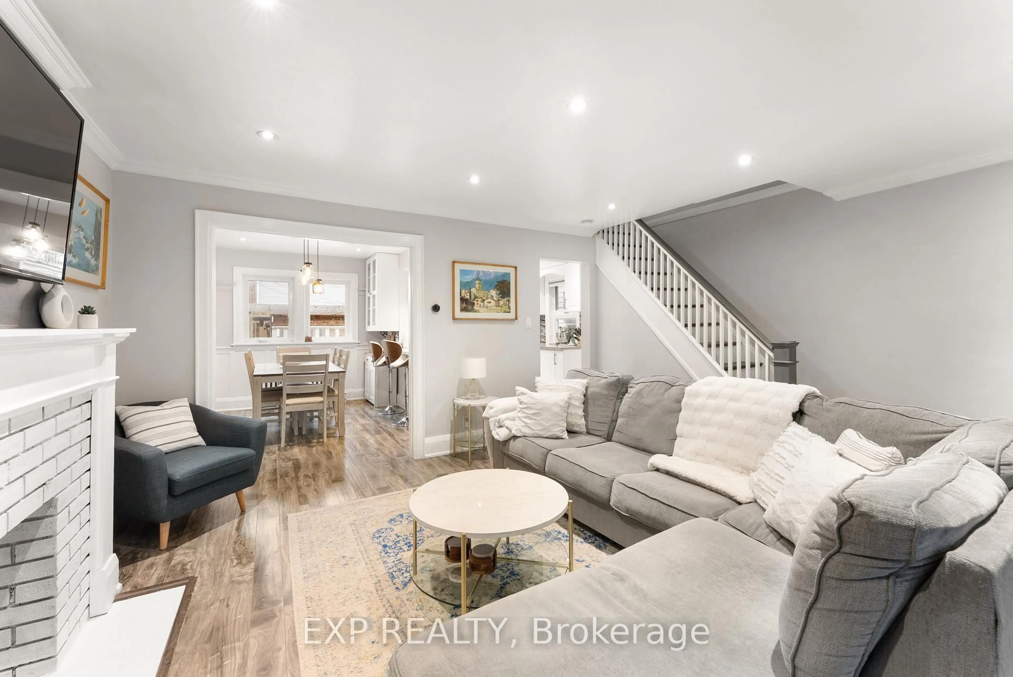 Living room with furniture, unknown for 1702 Dundas St, Toronto Ontario M4L 1L6
