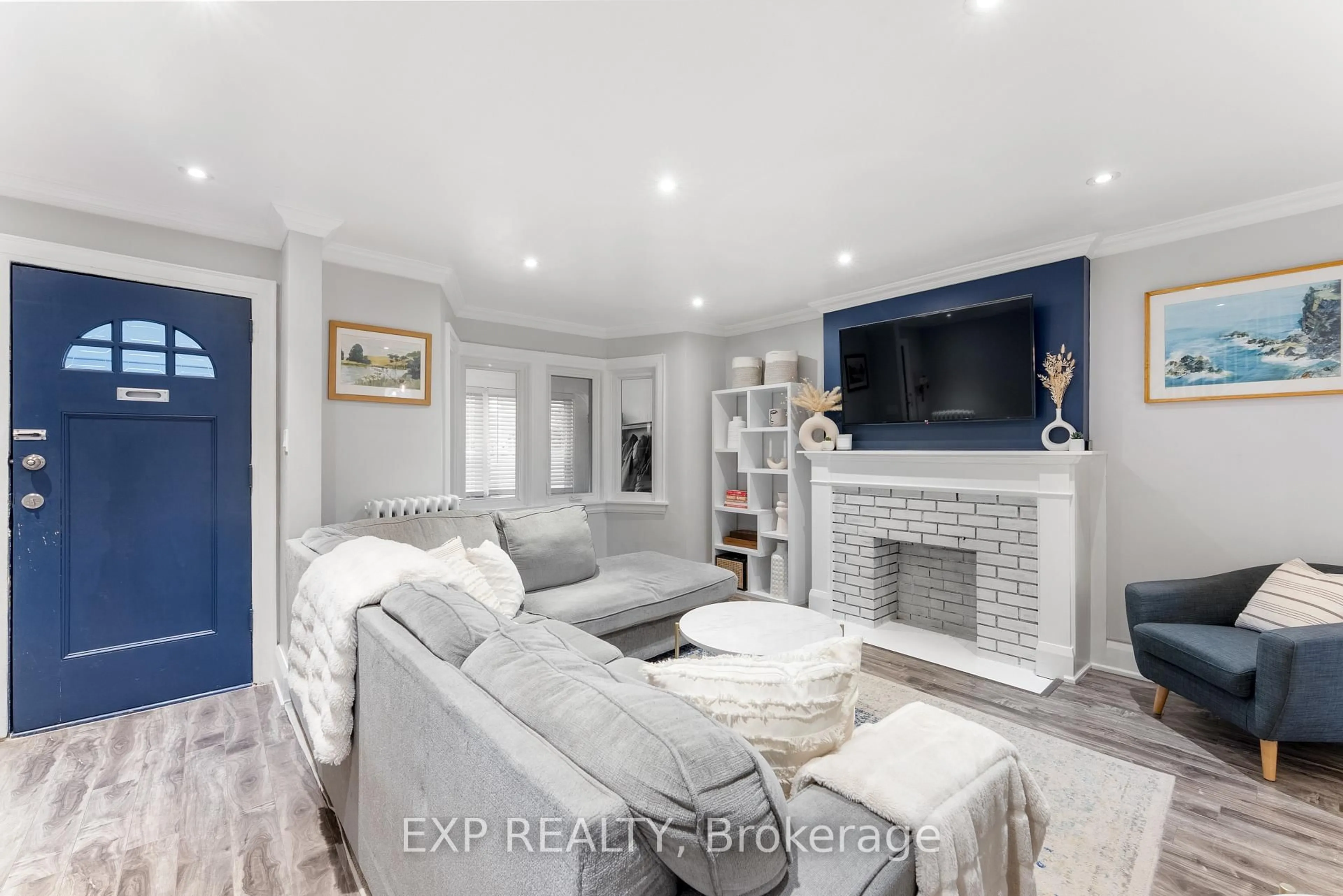 Living room with furniture, unknown for 1702 Dundas St, Toronto Ontario M4L 1L6