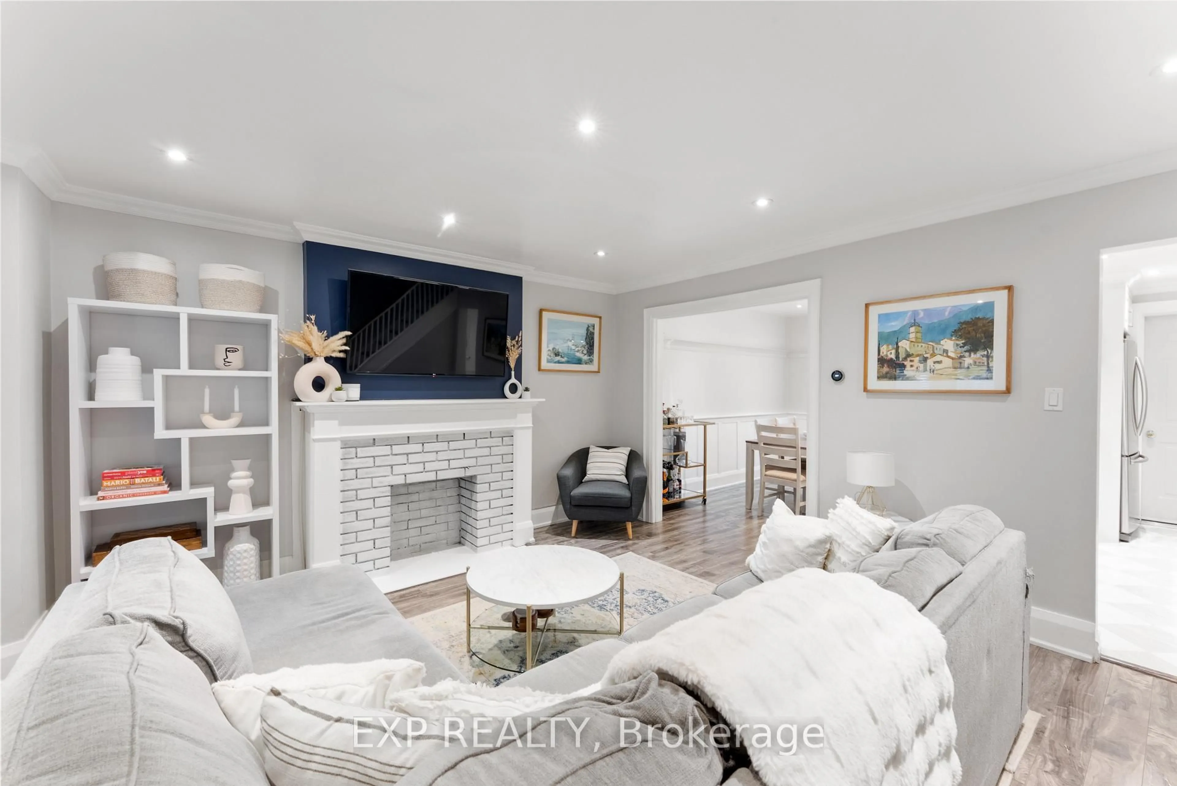 Living room with furniture, unknown for 1702 Dundas St, Toronto Ontario M4L 1L6