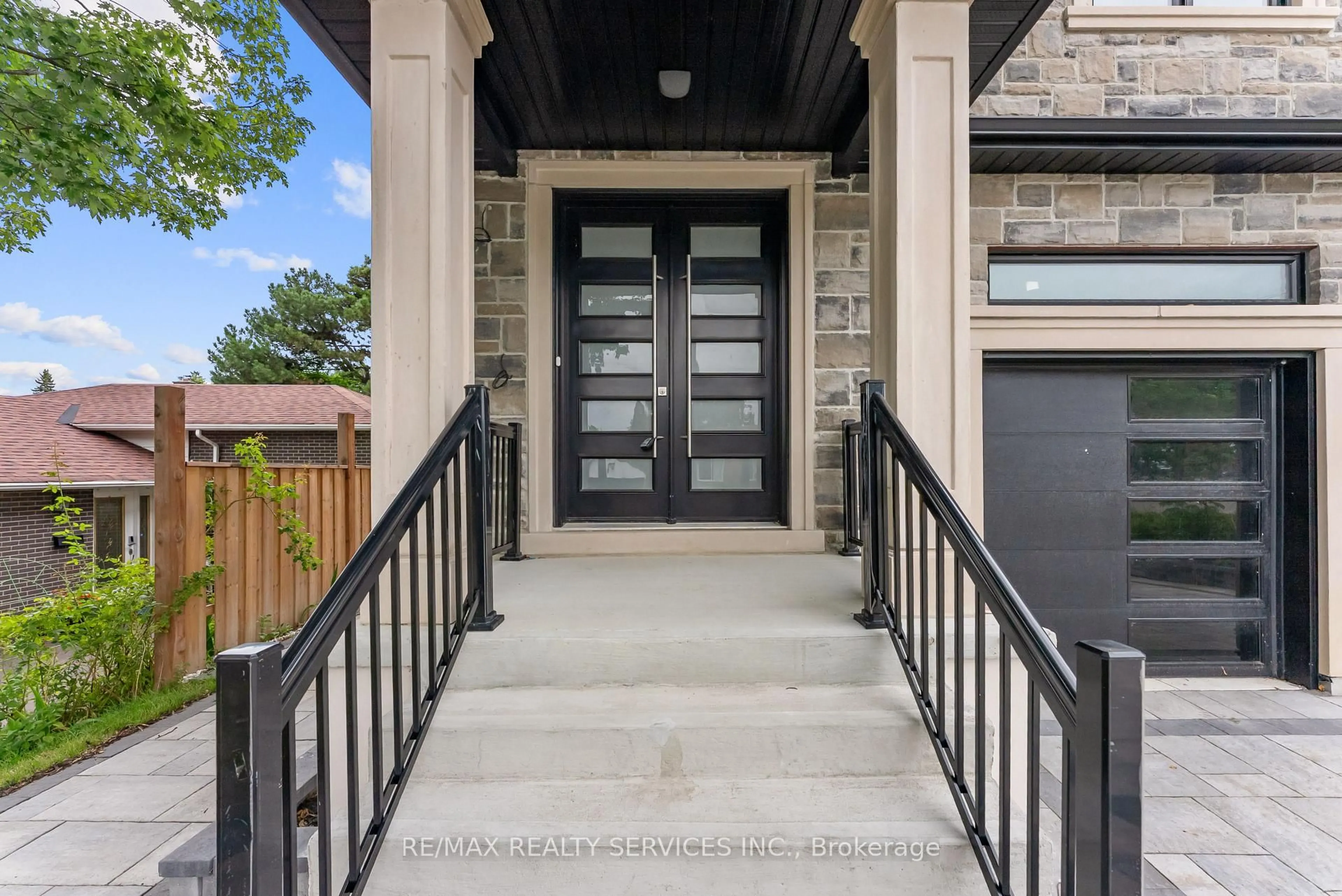 Indoor entryway for 49 Greendowns Dr, Toronto Ontario M1M 2G6