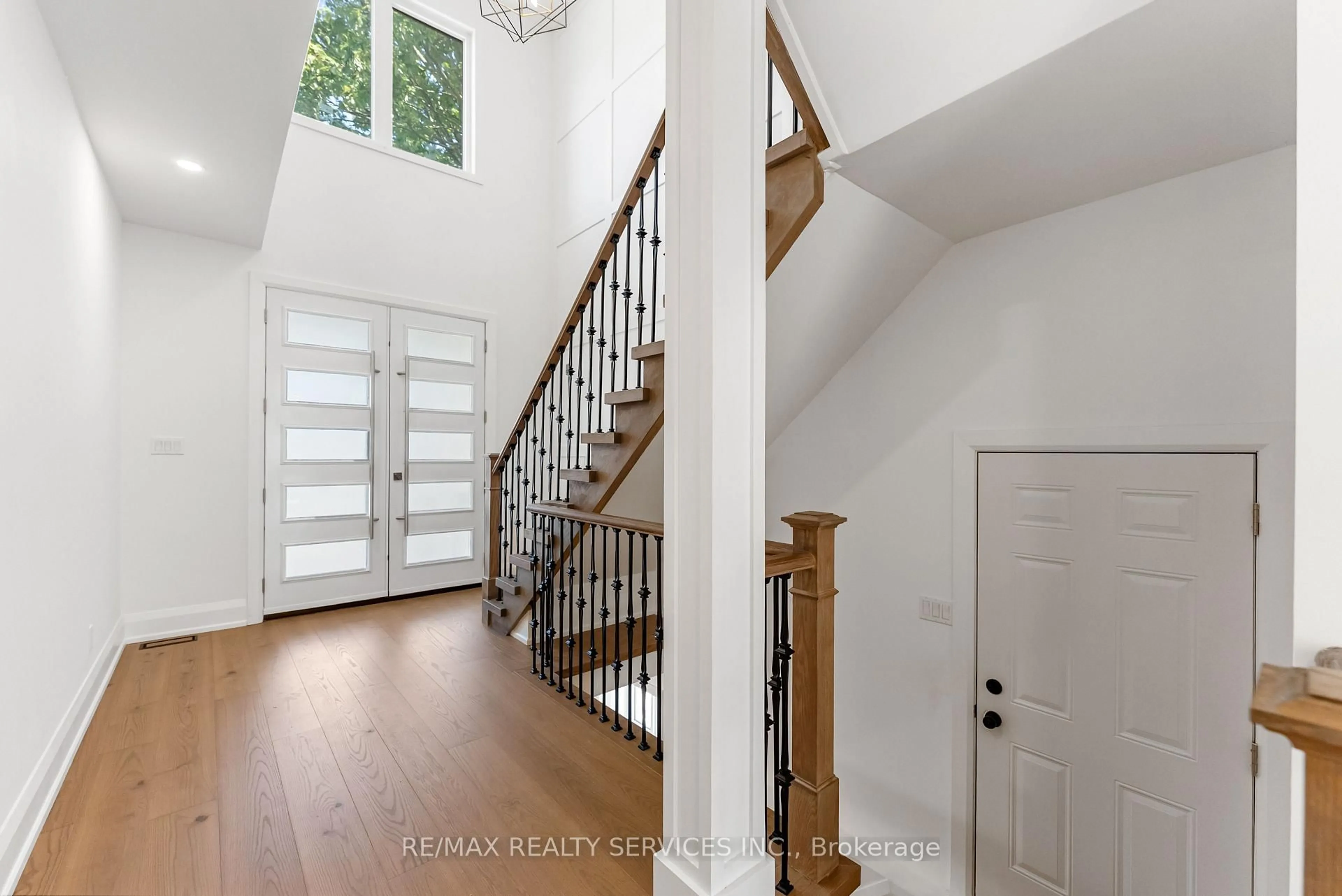 Indoor entryway for 49 Greendowns Dr, Toronto Ontario M1M 2G6