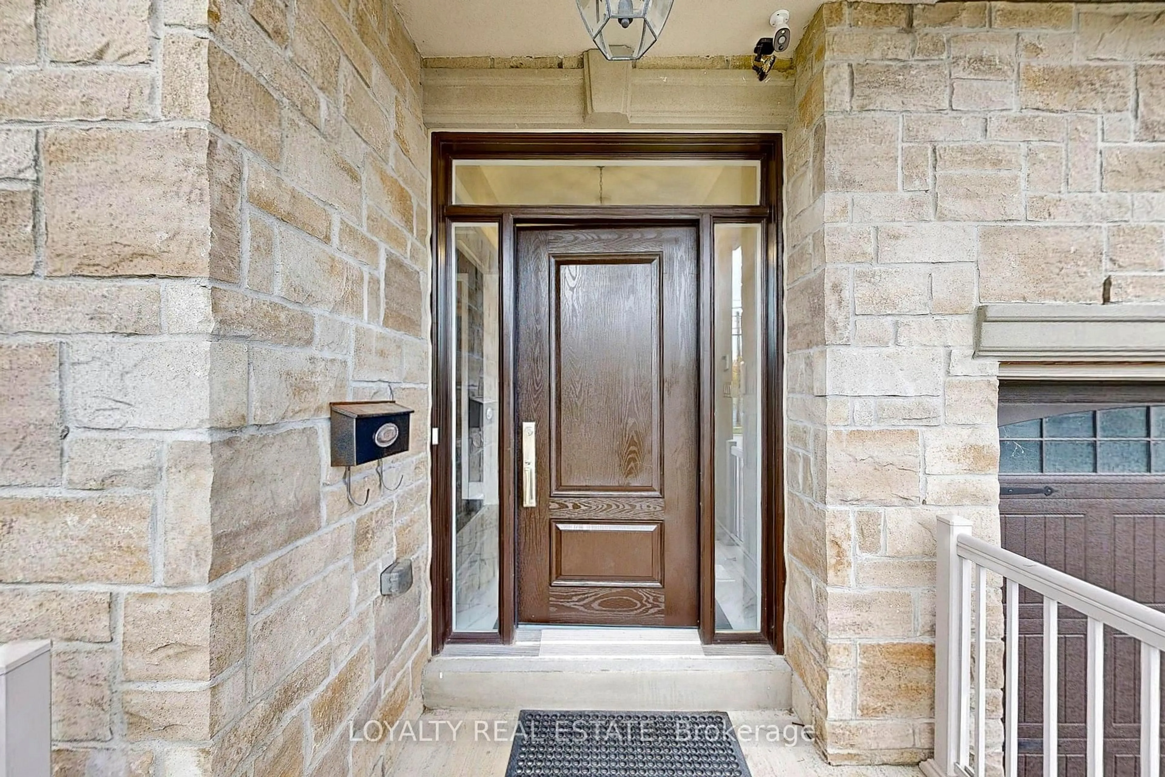 Indoor entryway for 556 Rosebank Rd, Pickering Ontario L1W 2N5