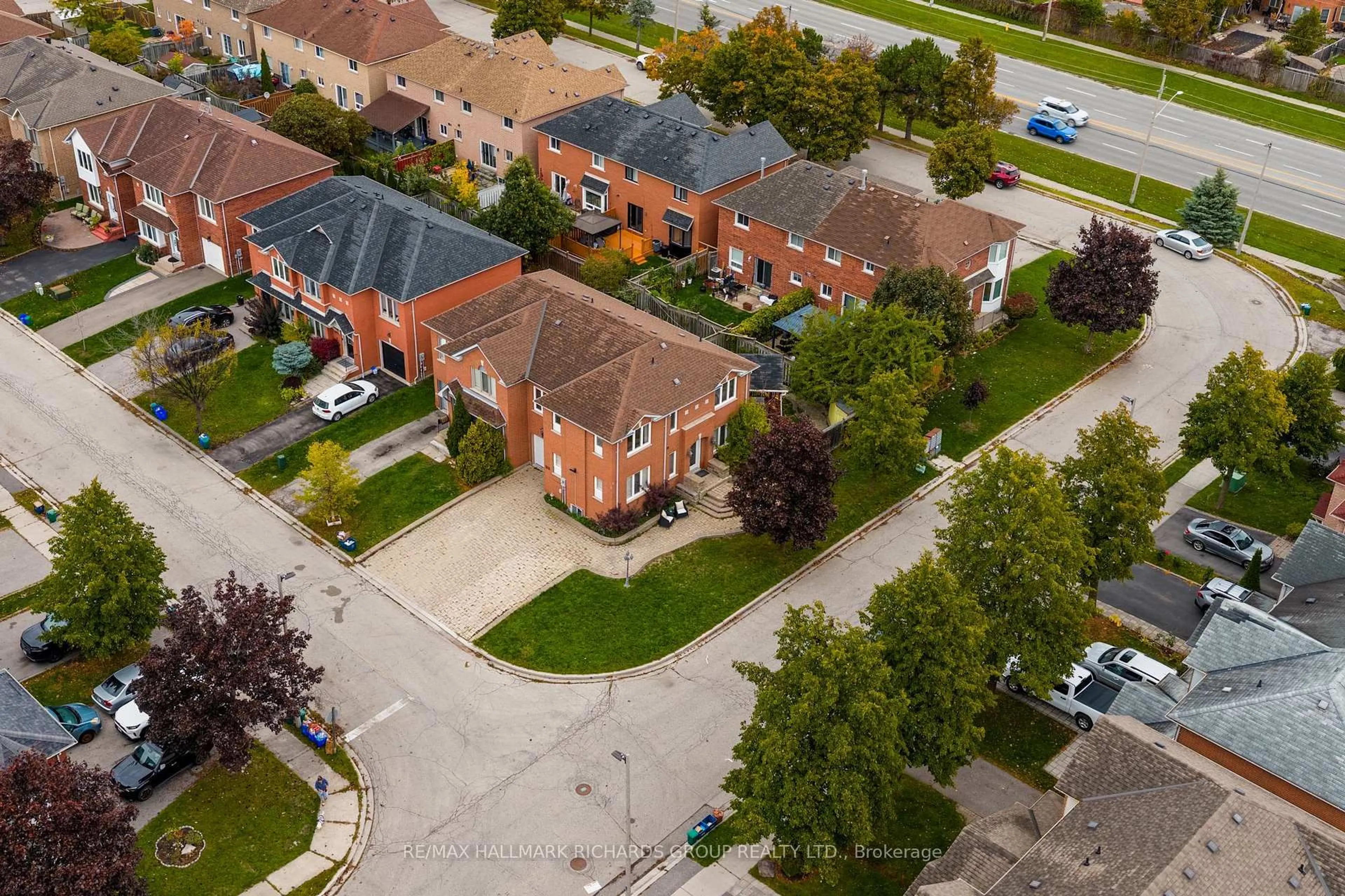 A pic from outside/outdoor area/front of a property/back of a property/a pic from drone, street for 1531 Arcadia Sq, Pickering Ontario L1V 6W3