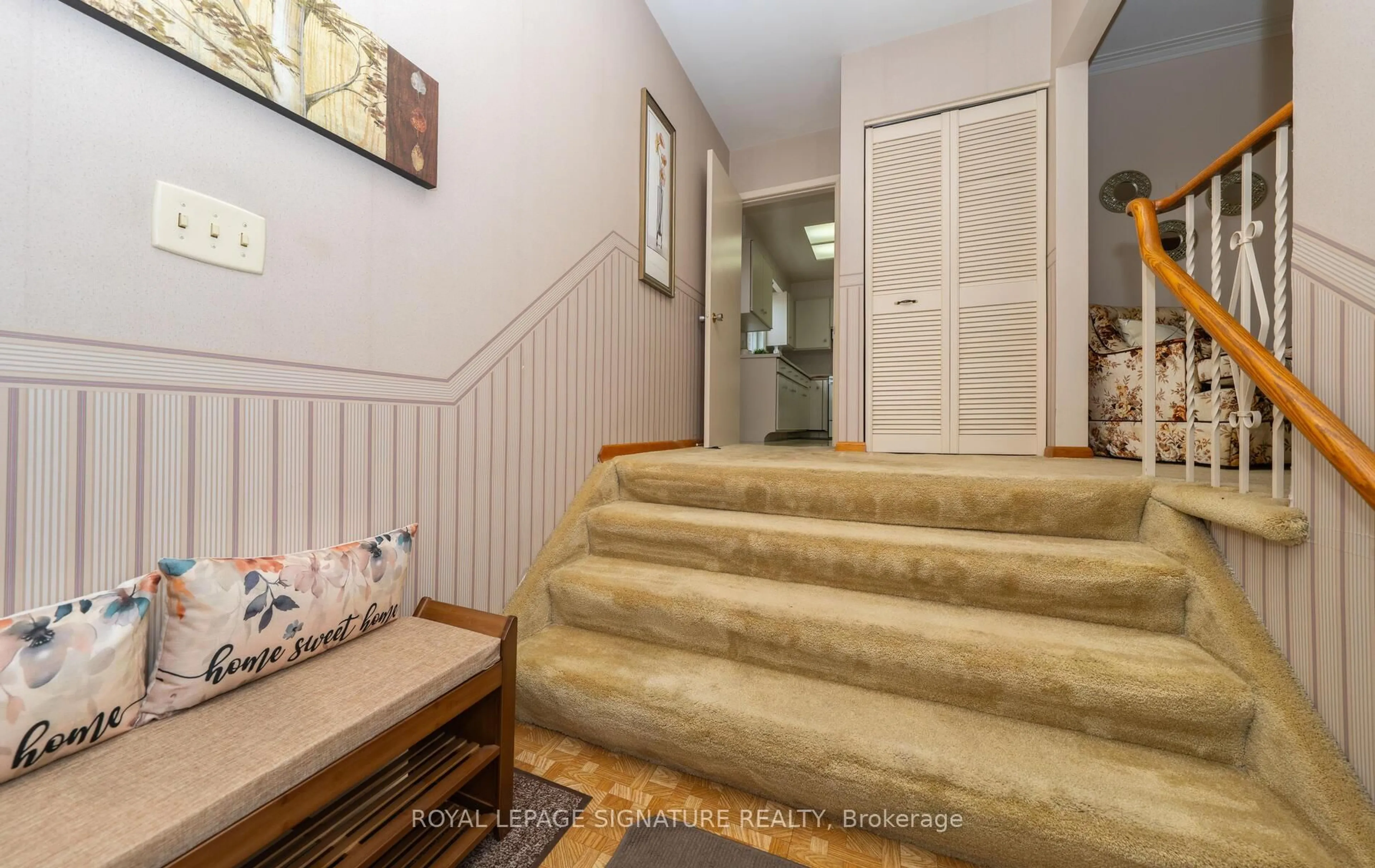 Indoor entryway for 69 Kilkenny Dr, Toronto Ontario M1W 1J9