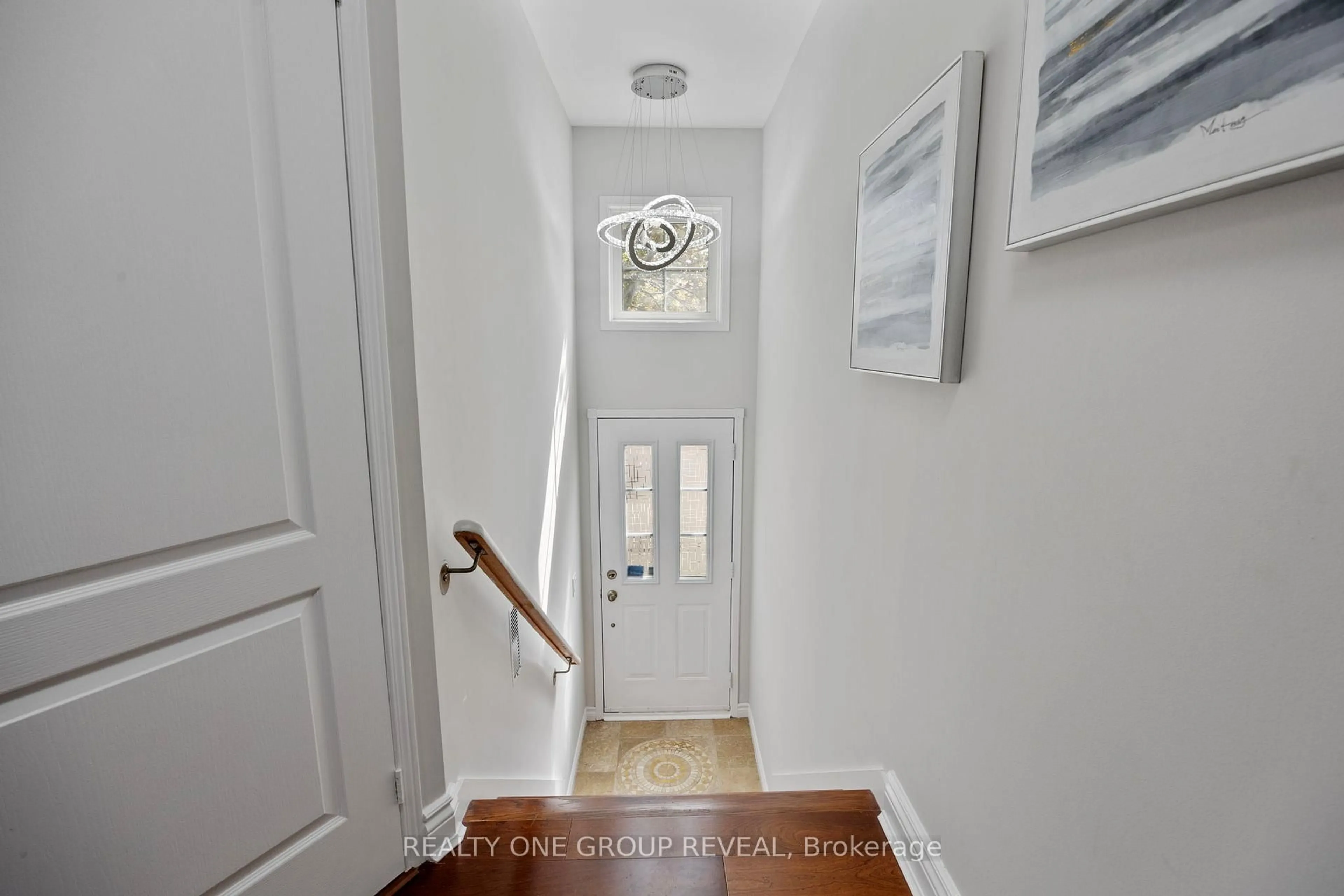 Indoor entryway for 1400 The Esplanade Dr #803, Pickering Ontario L1V 6V2
