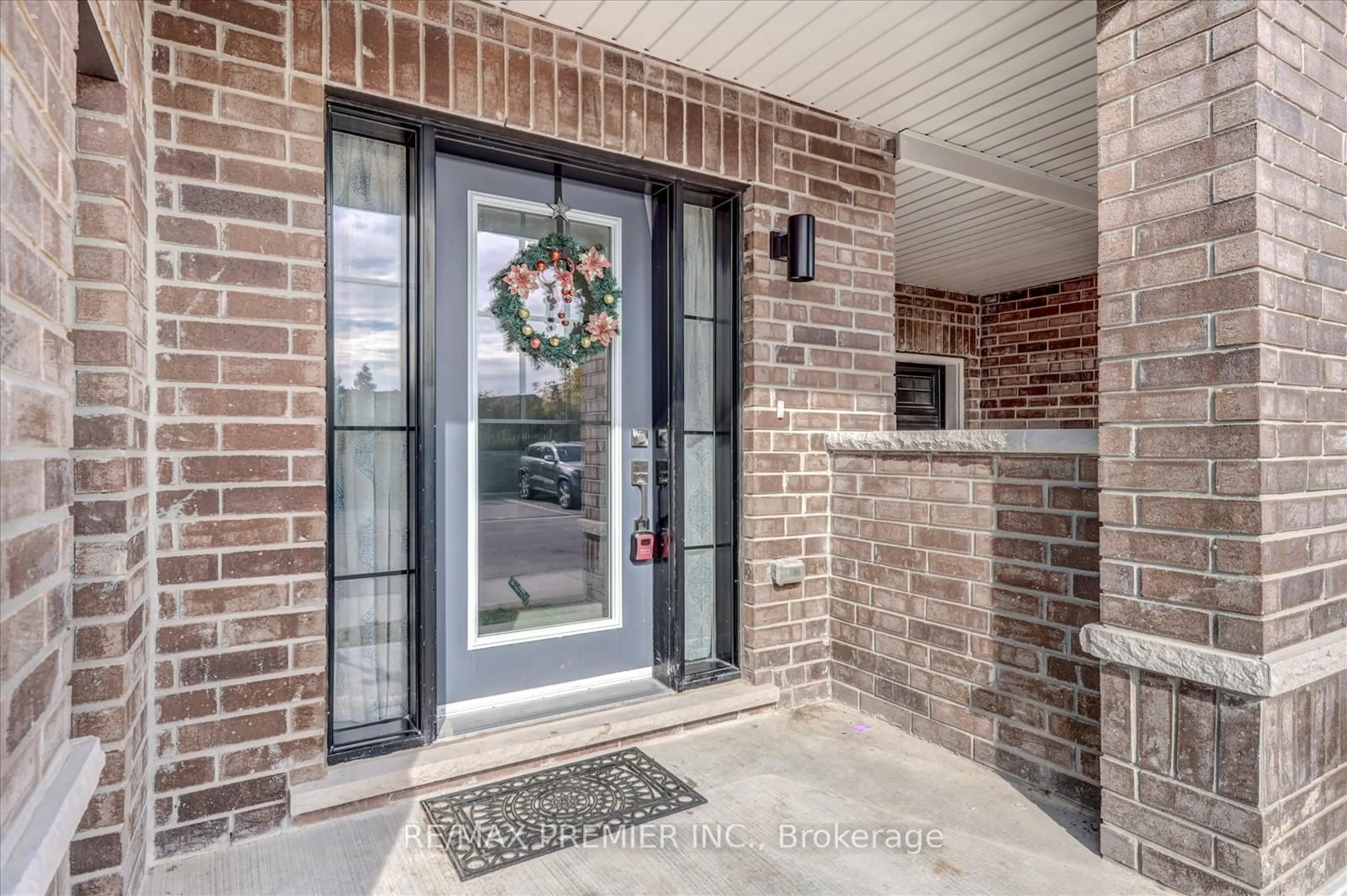 Indoor entryway for 38 King William Way, Clarington Ontario L1C 7E8