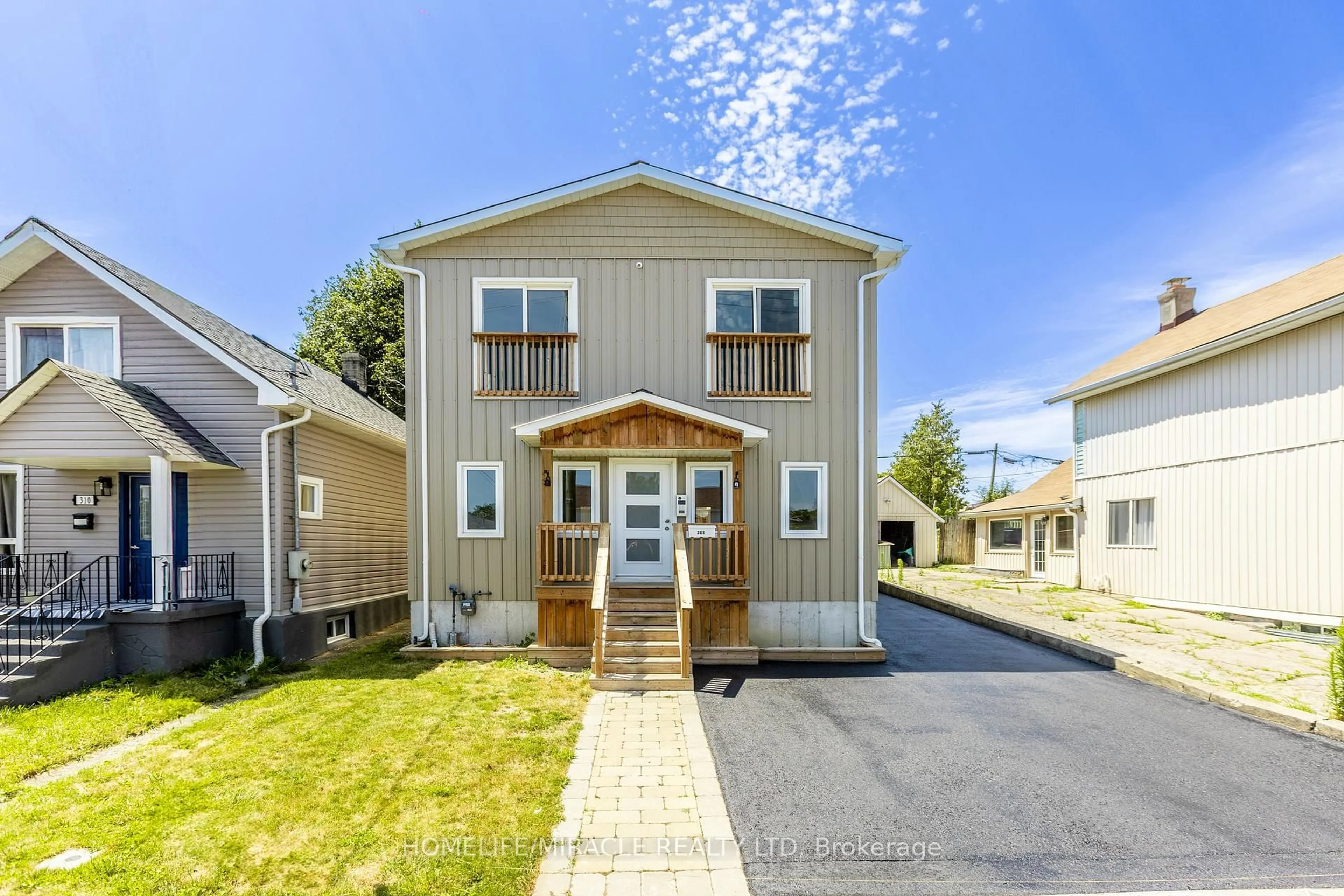 Home with vinyl exterior material, street for 308 Nassau St, Oshawa Ontario L1J 4A8