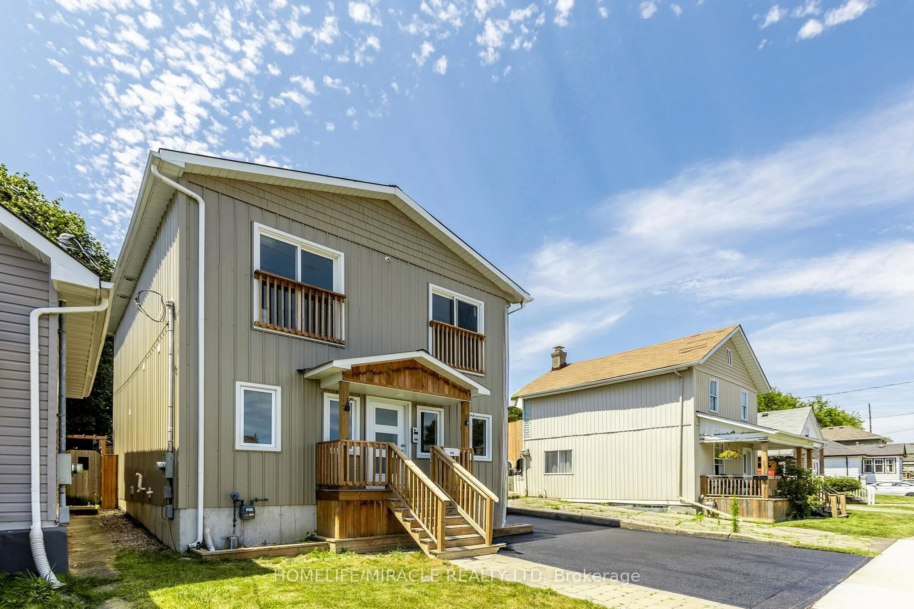 Home with vinyl exterior material, street for 308 Nassau St, Oshawa Ontario L1J 4A8