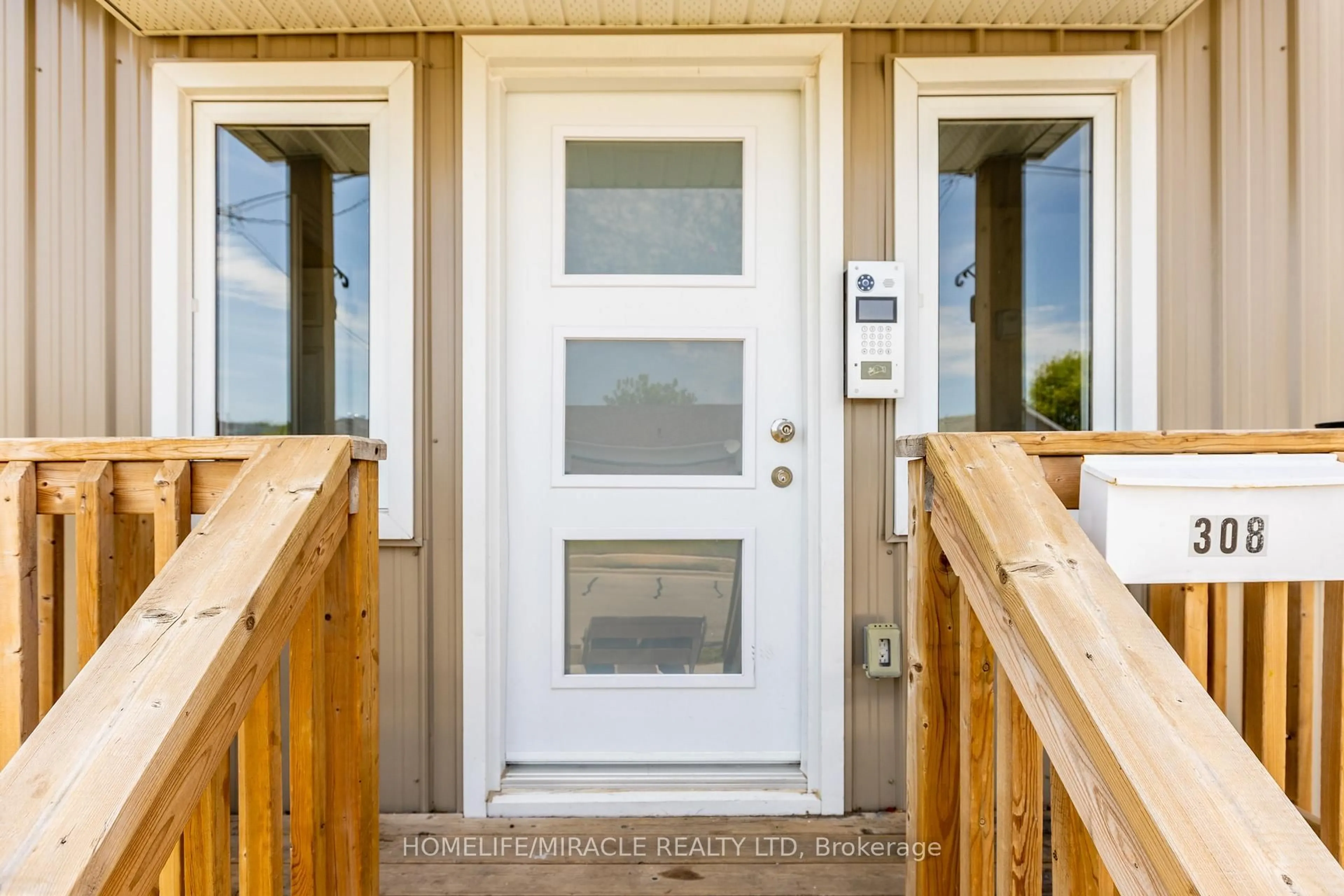 Indoor entryway for 308 Nassau St, Oshawa Ontario L1J 4A8