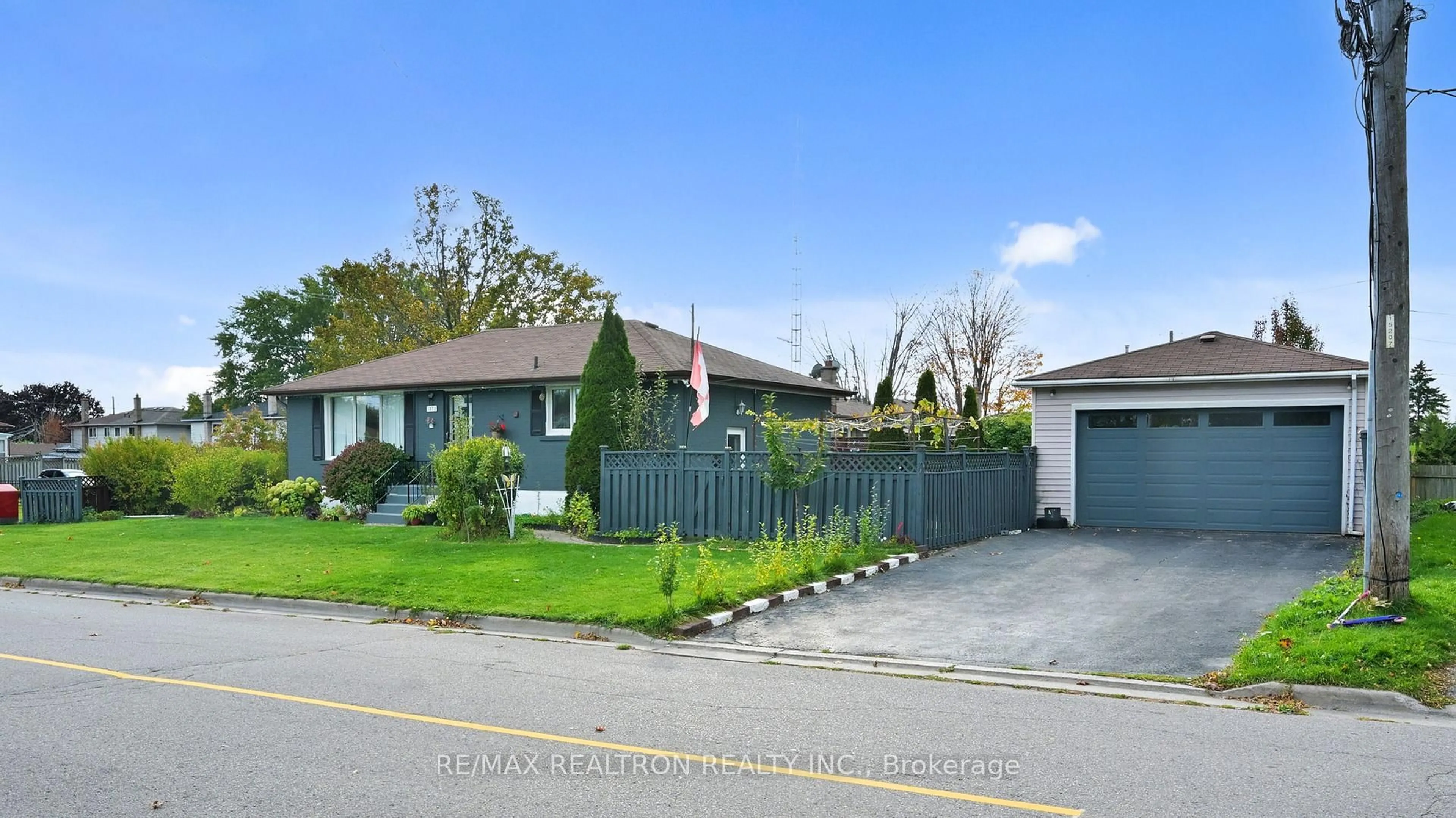 A pic from outside/outdoor area/front of a property/back of a property/a pic from drone, street for 1370 Lakefield St, Oshawa Ontario L1J 3Y7