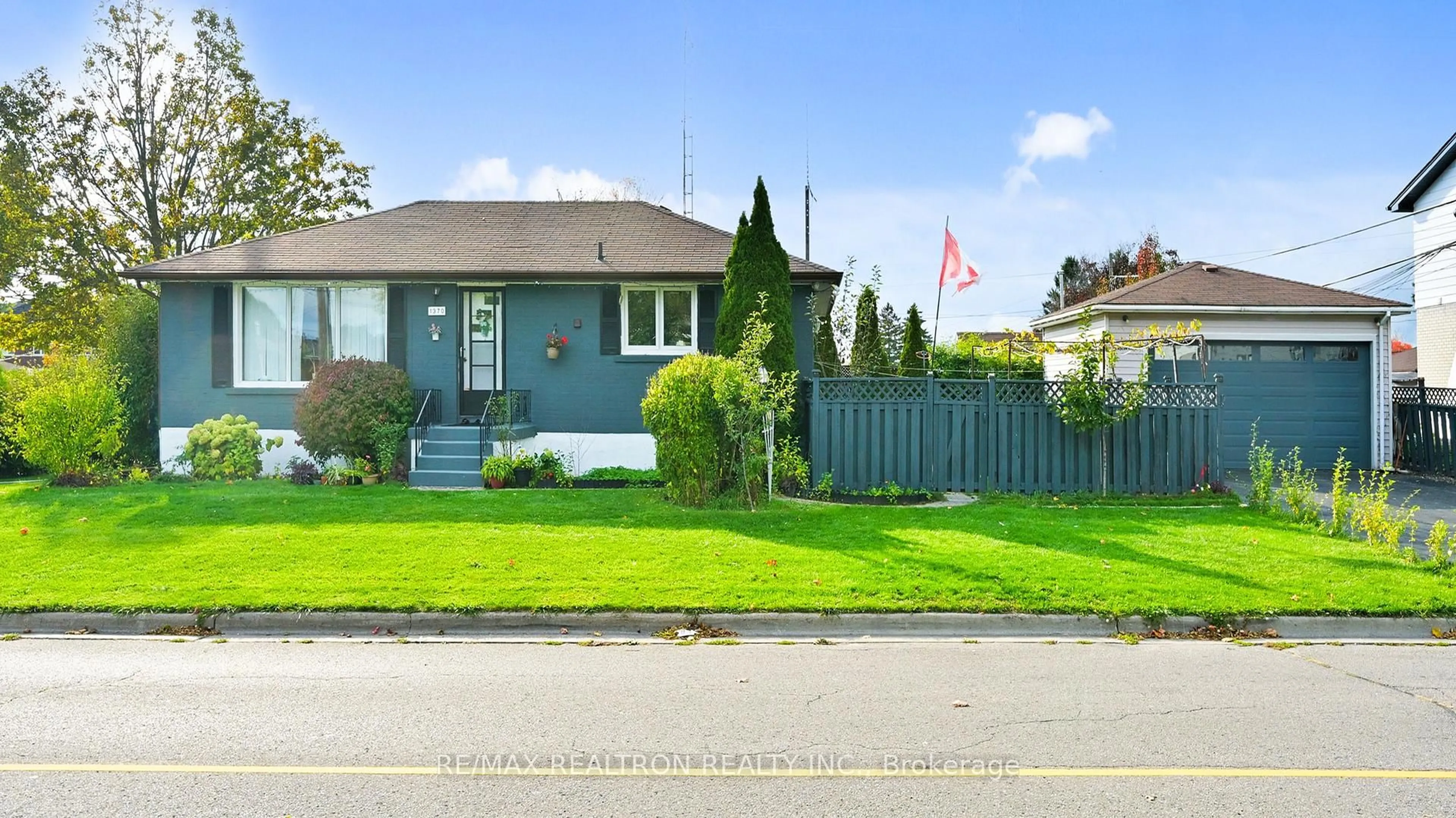 Home with vinyl exterior material, street for 1370 Lakefield St, Oshawa Ontario L1J 3Y7