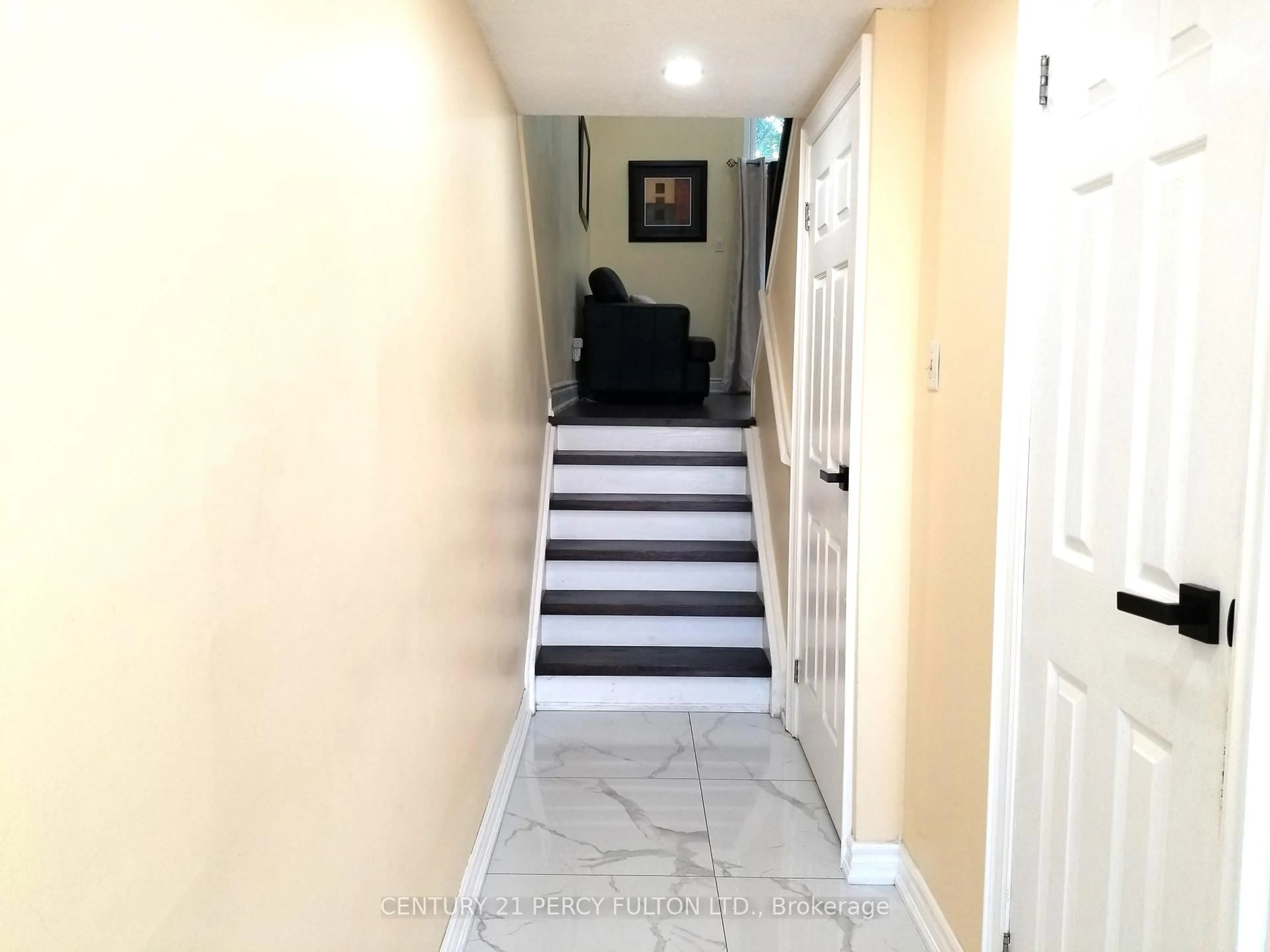 Indoor foyer for 1975 Rosefield Rd #18, Pickering Ontario L1V 3E3