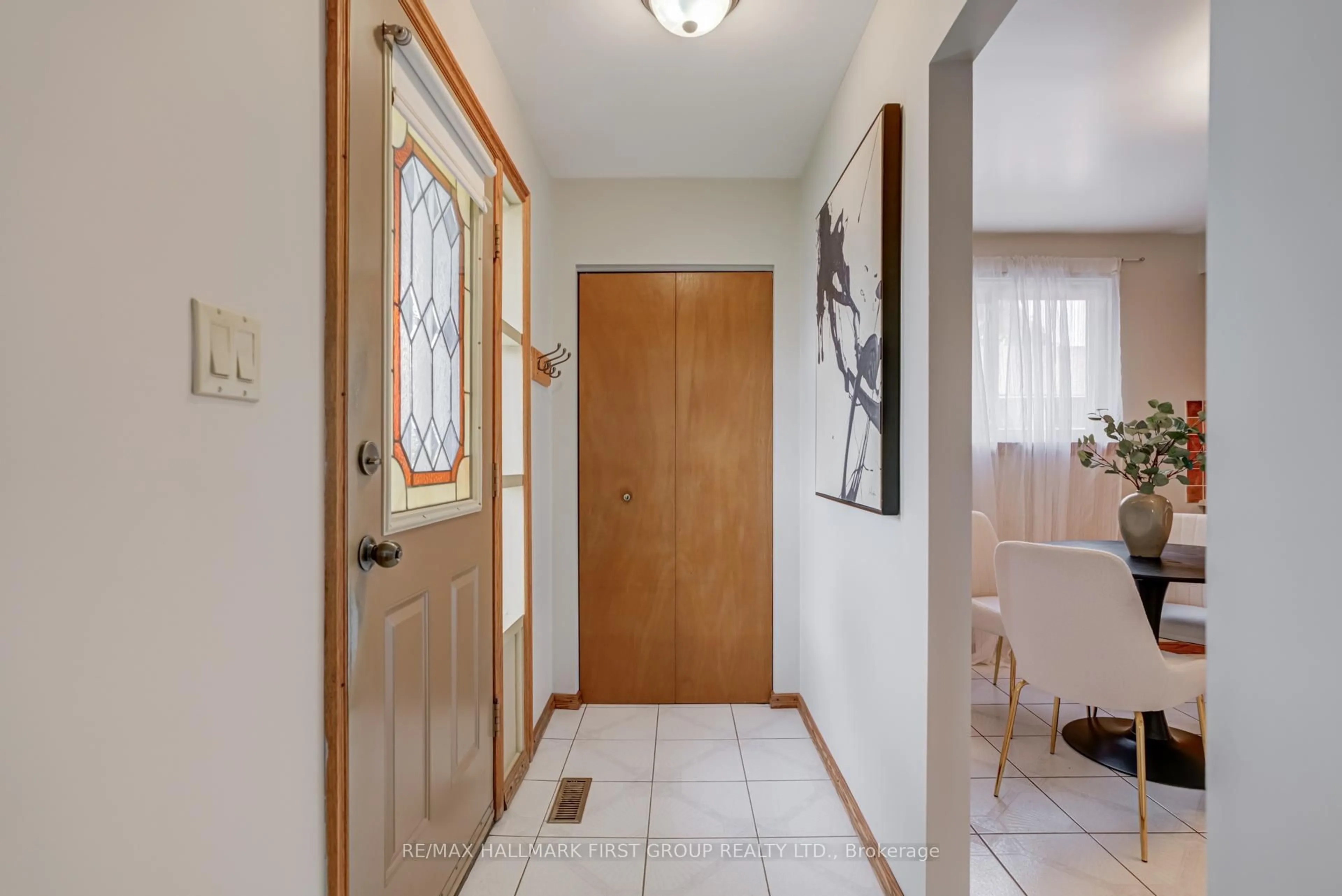 Indoor entryway for 215 Guelph St, Oshawa Ontario L1H 6J1