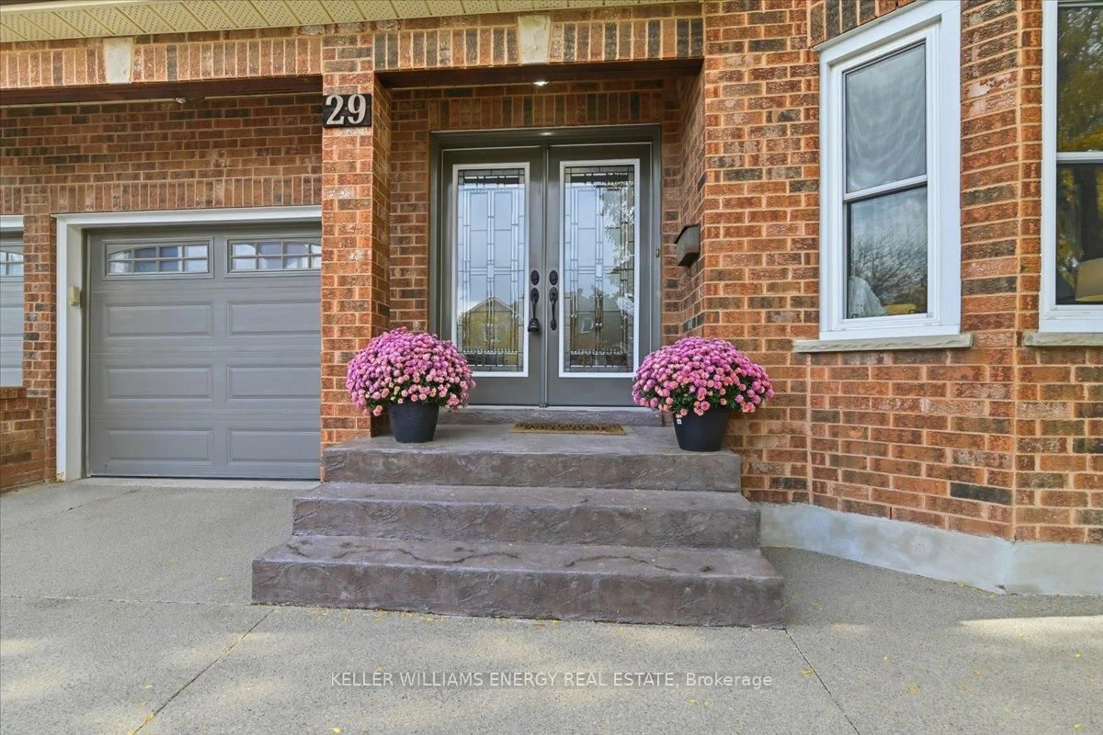 Indoor entryway for 29 Braebrook Dr, Whitby Ontario L1R 1V2