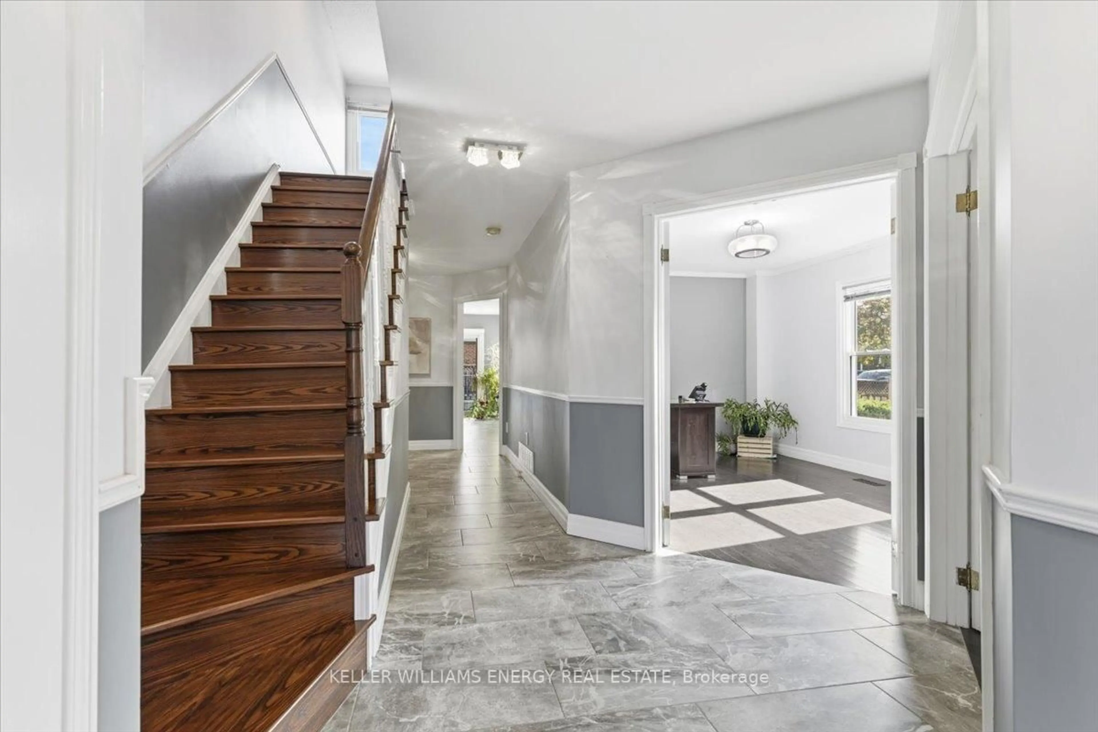Indoor foyer for 29 Braebrook Dr, Whitby Ontario L1R 1V2